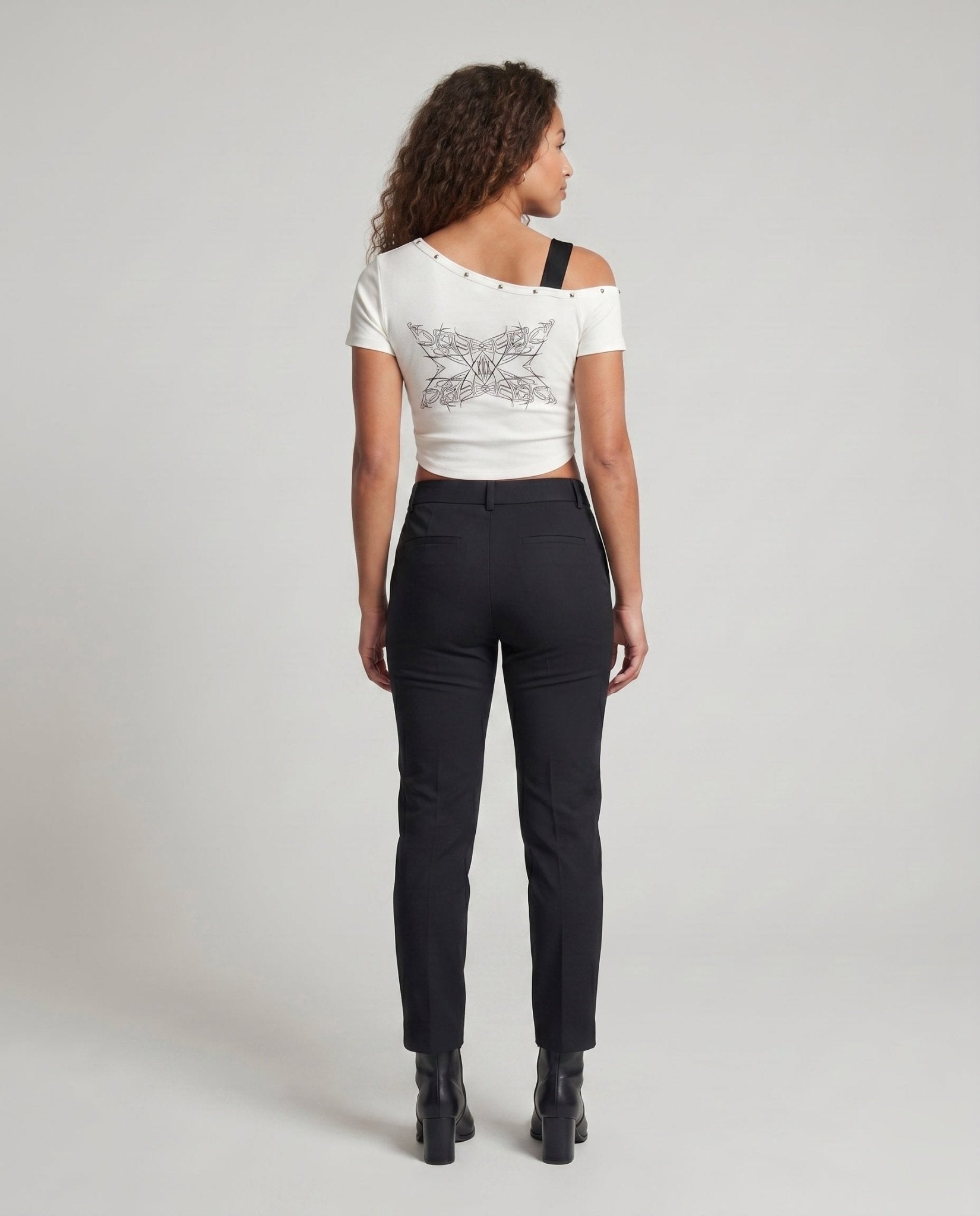 Women's crop top with asymmetrical design and graphic print - Chichicherry