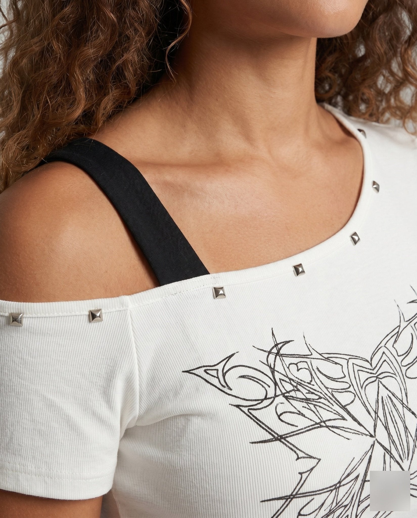 Women's crop top with asymmetrical design and graphic print - Chichicherry