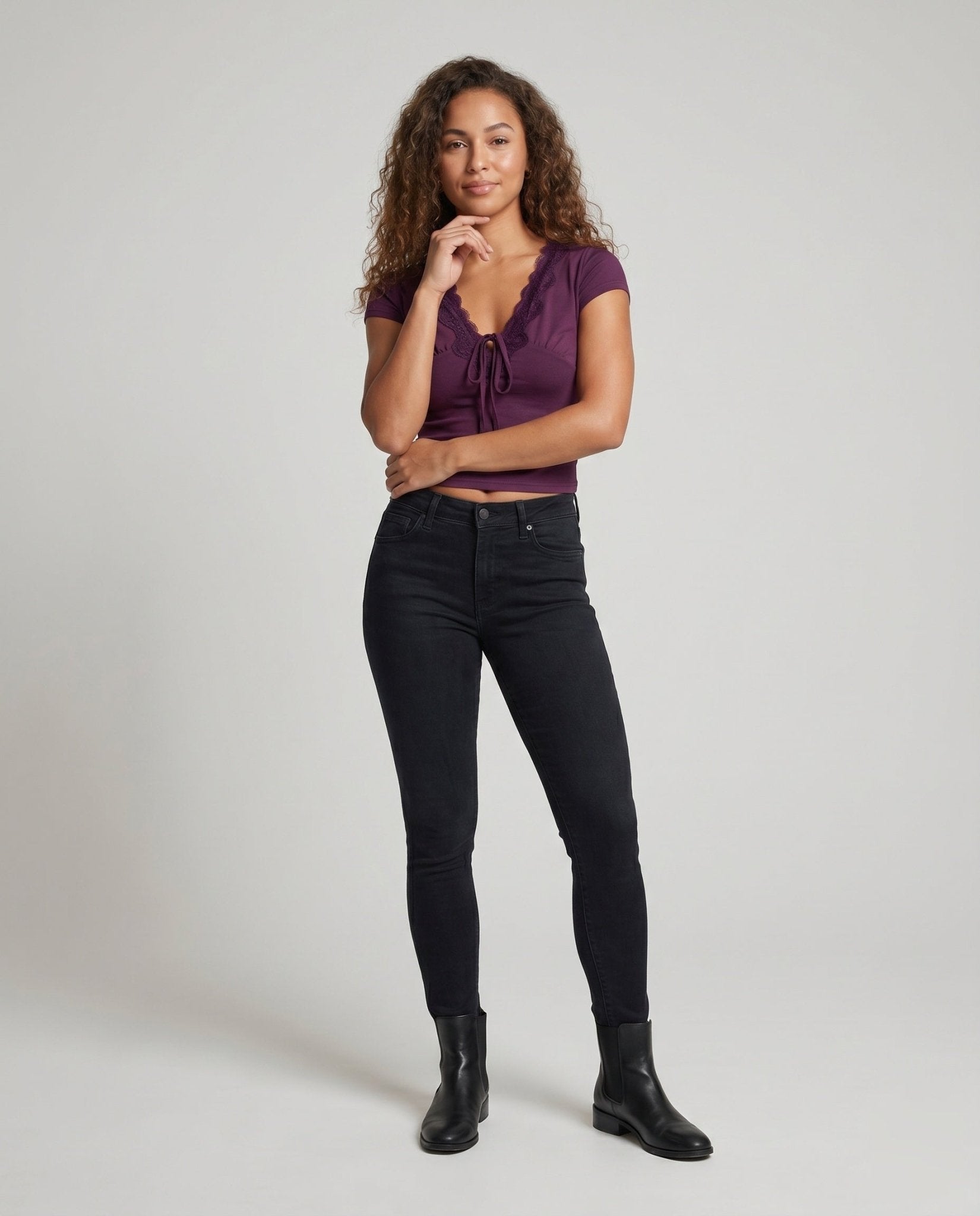 Women's crop top with decorative lace trim and sophisticated knot - Chichicherry