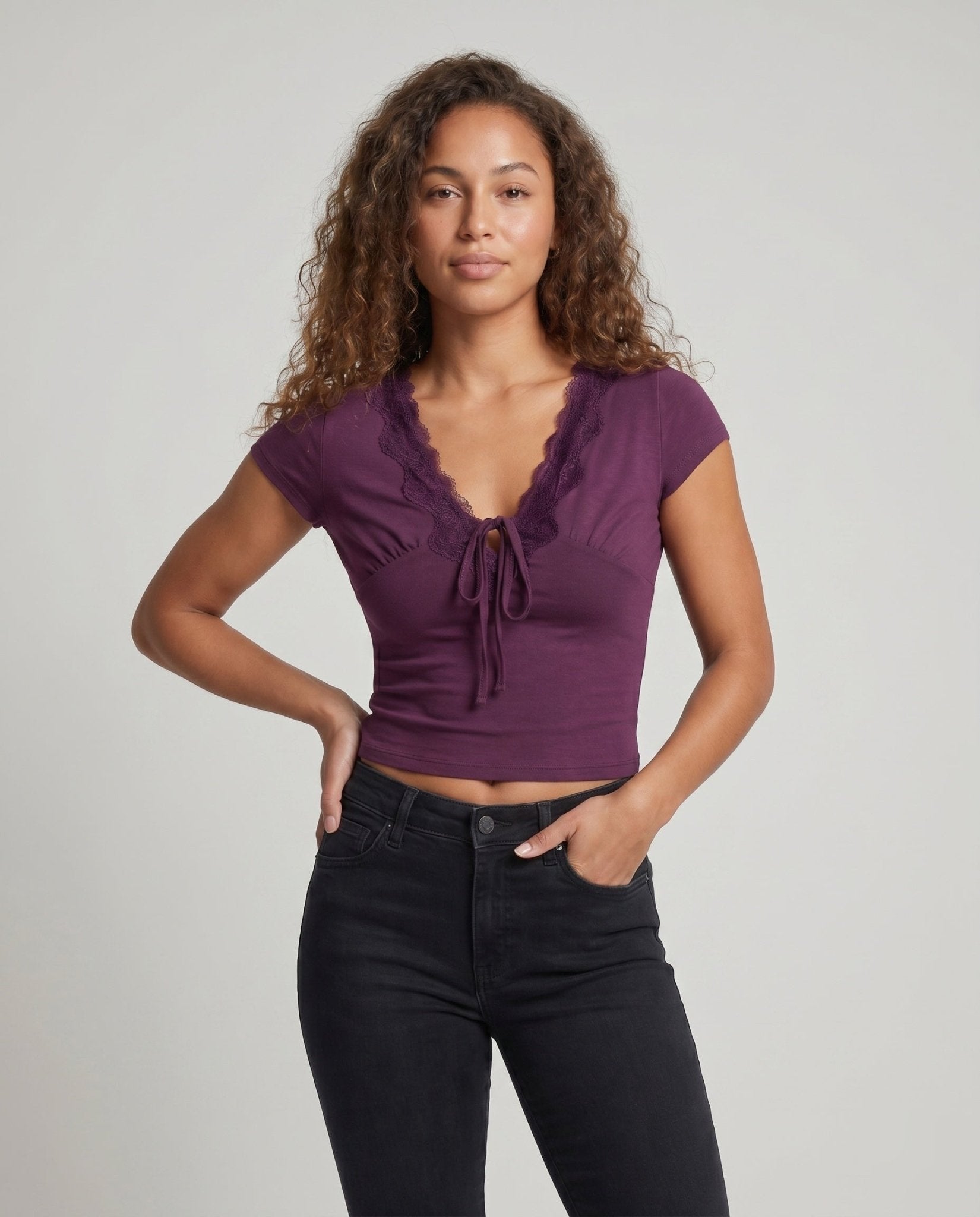 Women's crop top with decorative lace trim and sophisticated knot - Chichicherry