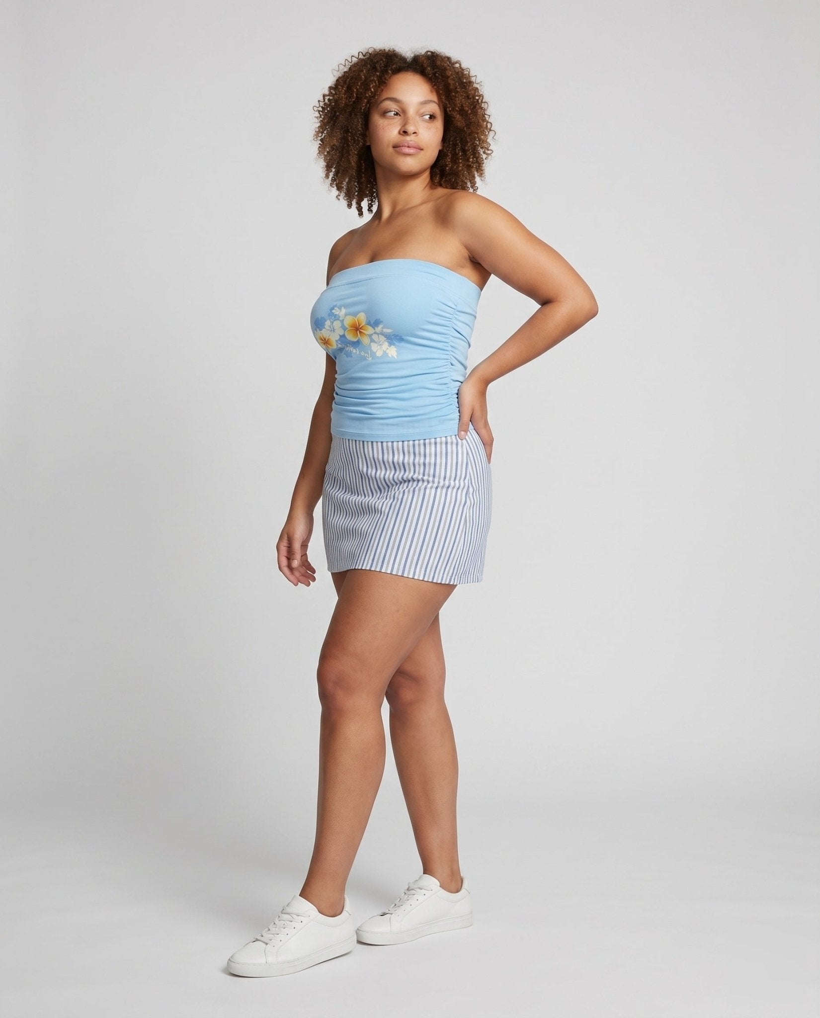 Women's crop top with floral accents and form-fitting cut - Chichicherry