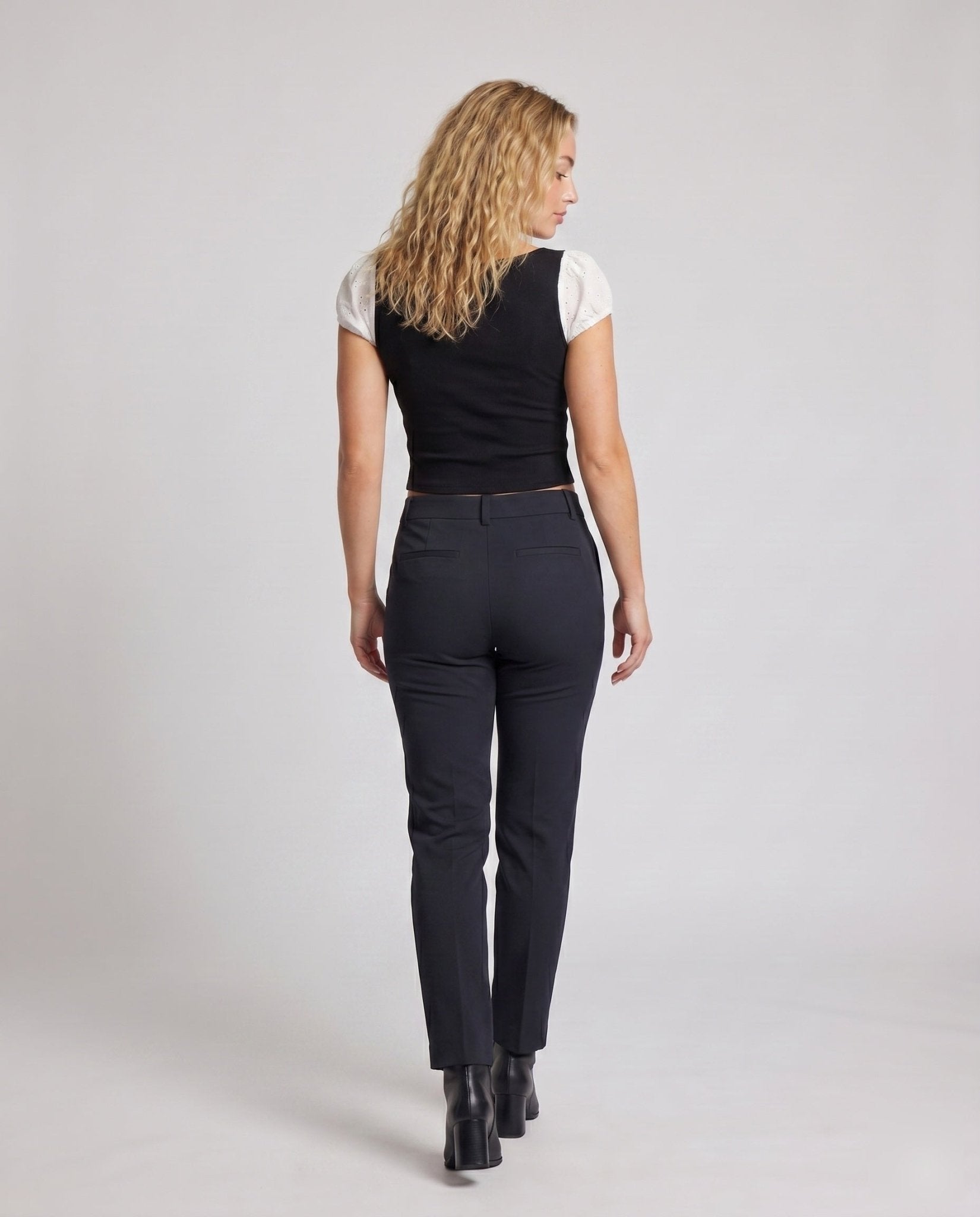Women’s crop top with puff sleeves and integrated lace trim - Chichicherry