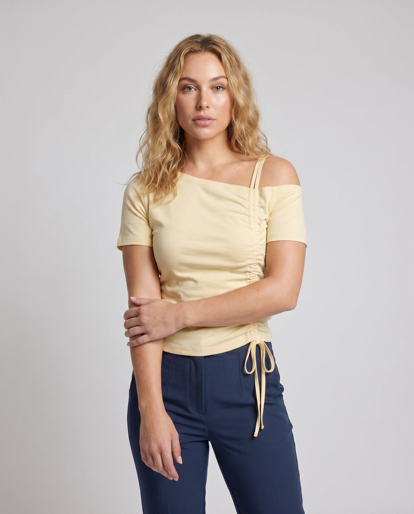 Women's crop top with sophisticated gathering and shoulder design - Chichicherry