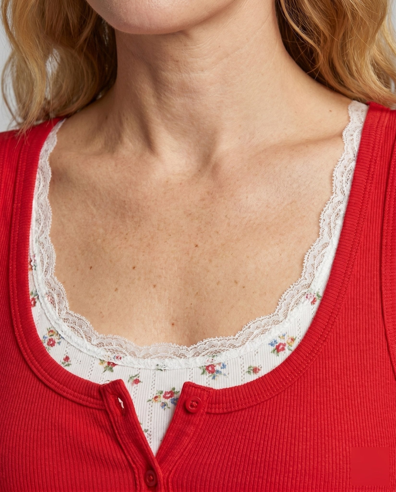 Women's cropped T-shirt with button design and round neckline - Chichicherry
