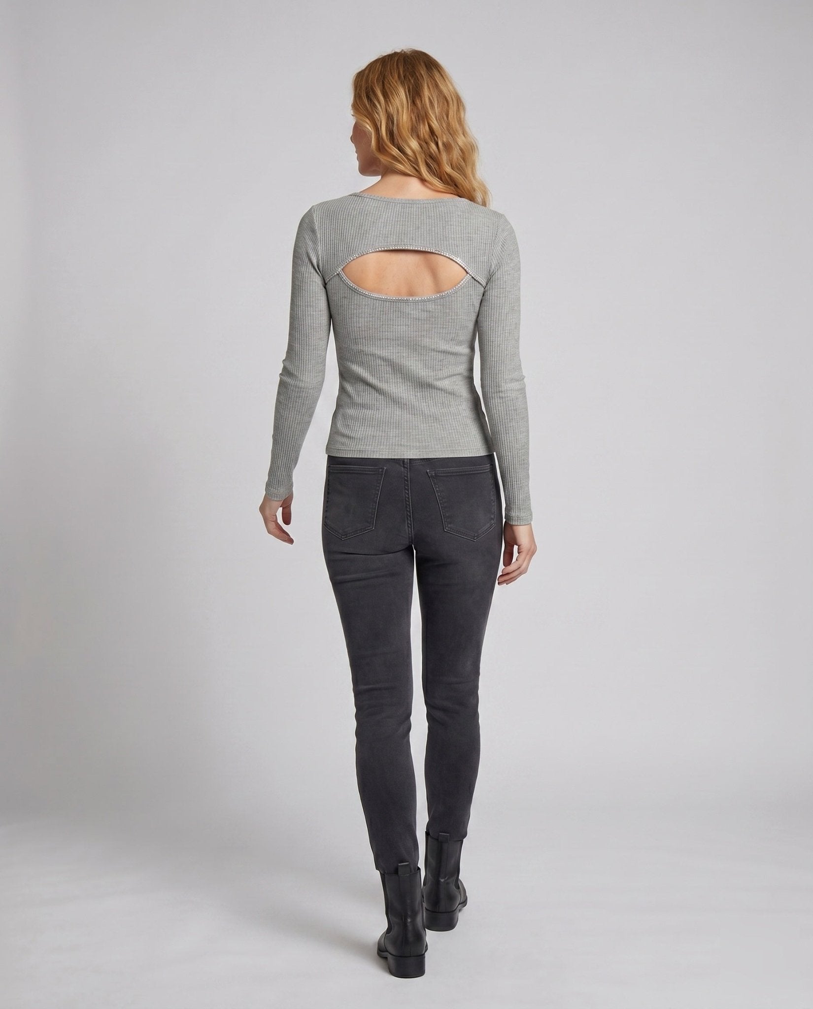 Women's cropped top with cut-outs - Chichicherry