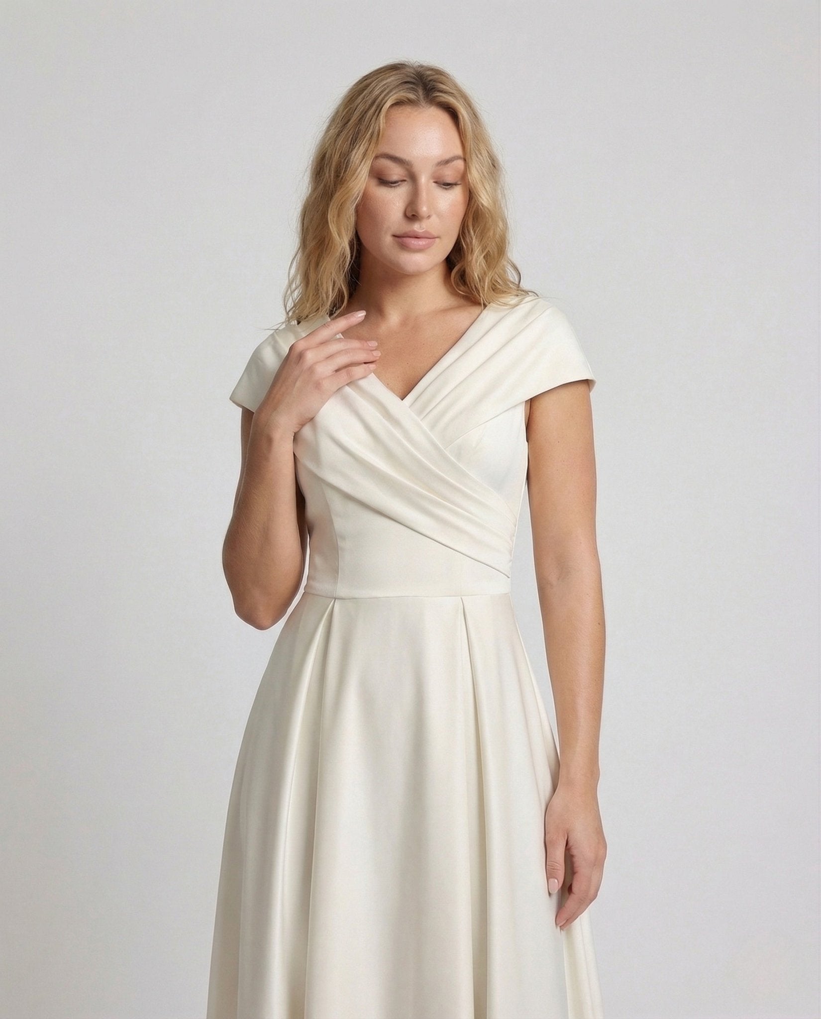 Women's evening dress with cape sleeves - Chichicherry