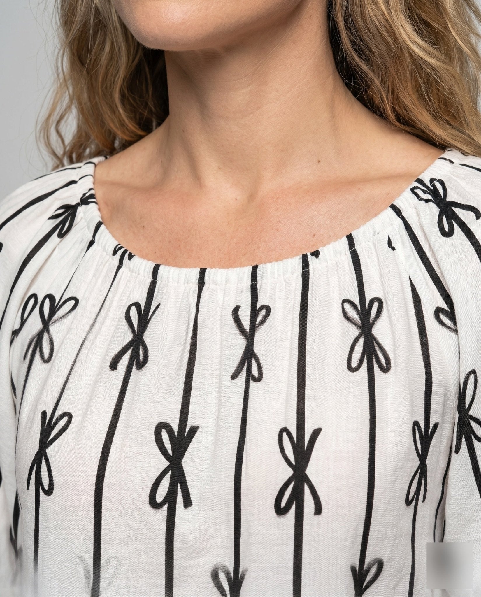 Women's fashionable top with pretty bow pattern - Chichicherry