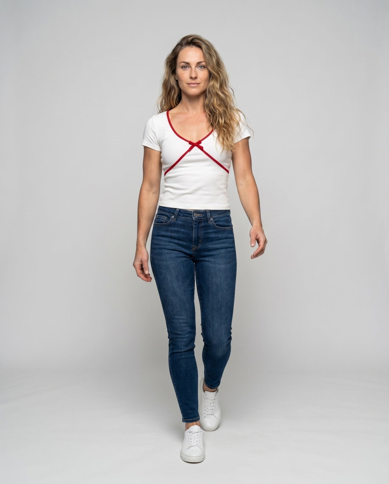 Women's figure-hugging top with creative shoulder cut-out - Chichicherry