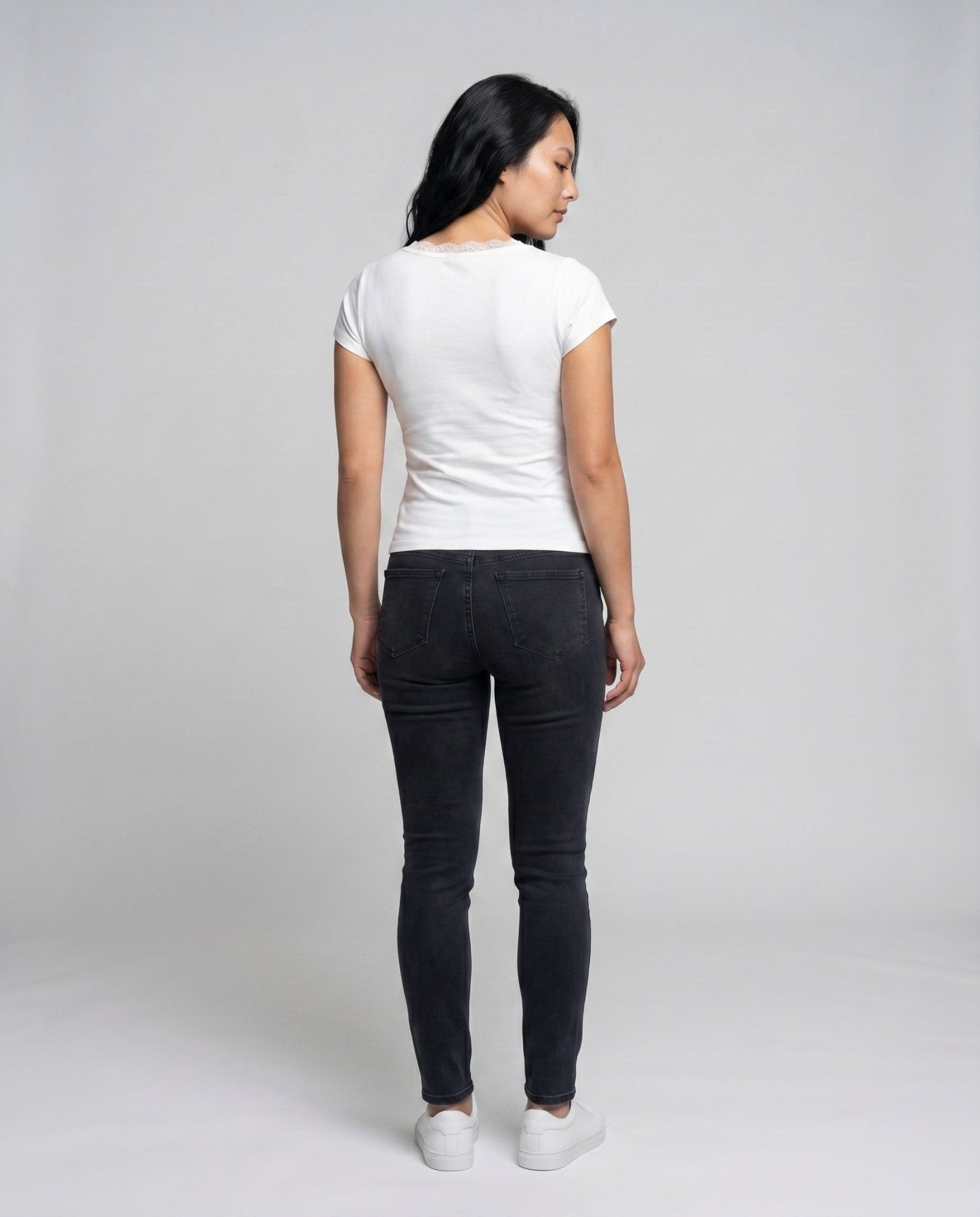 Women's fitted short-sleeve top with a deep V-neck - Chichicherry