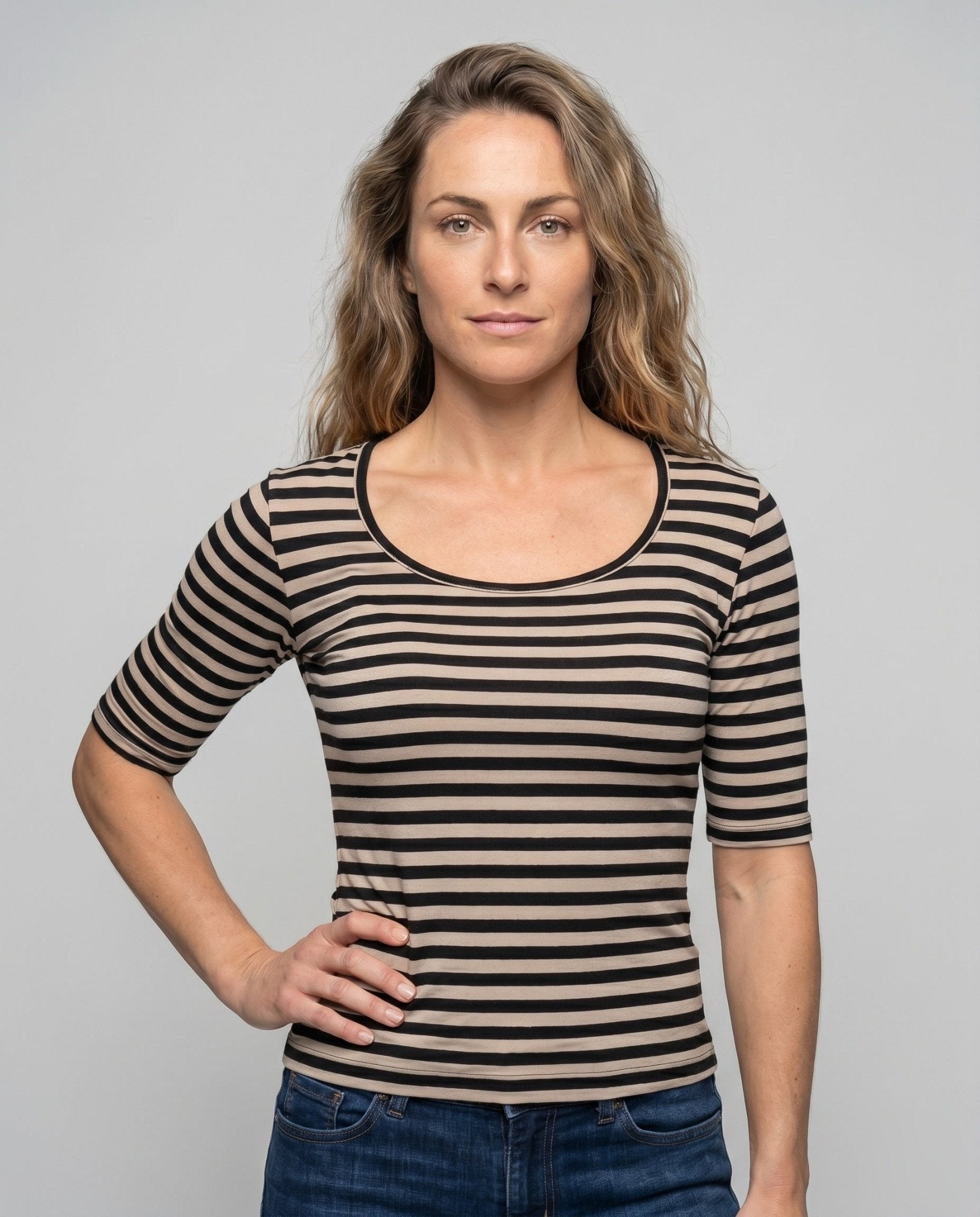 Women's Fitted Striped T-Shirt with Round Neck and Modern Design - Chichicherry