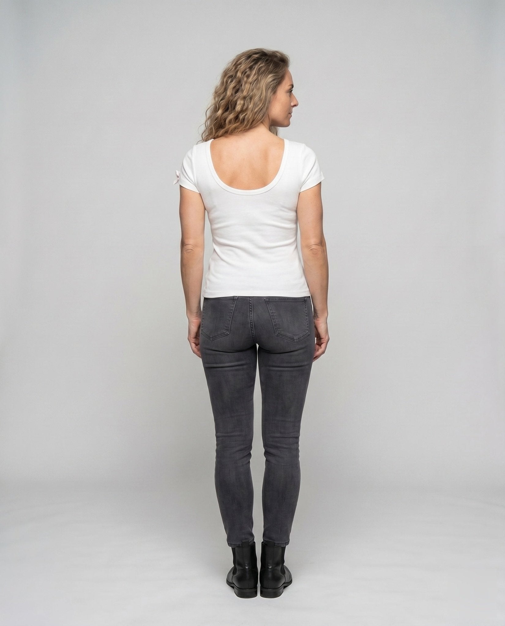 Women's fitted T-shirt with elegant appliqué detail - Chichicherry