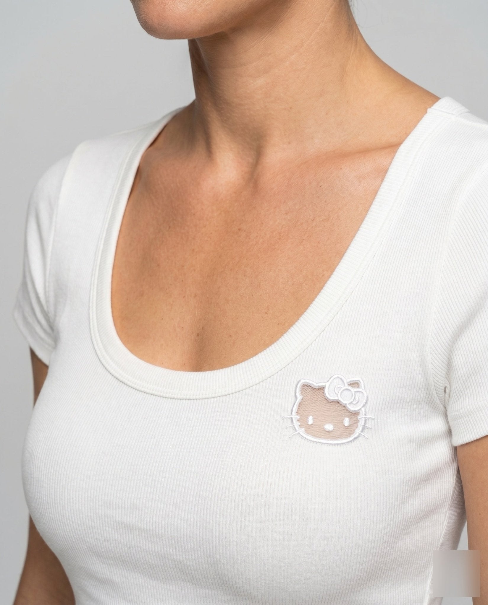 Women's fitted T-shirt with elegant appliqué detail - Chichicherry