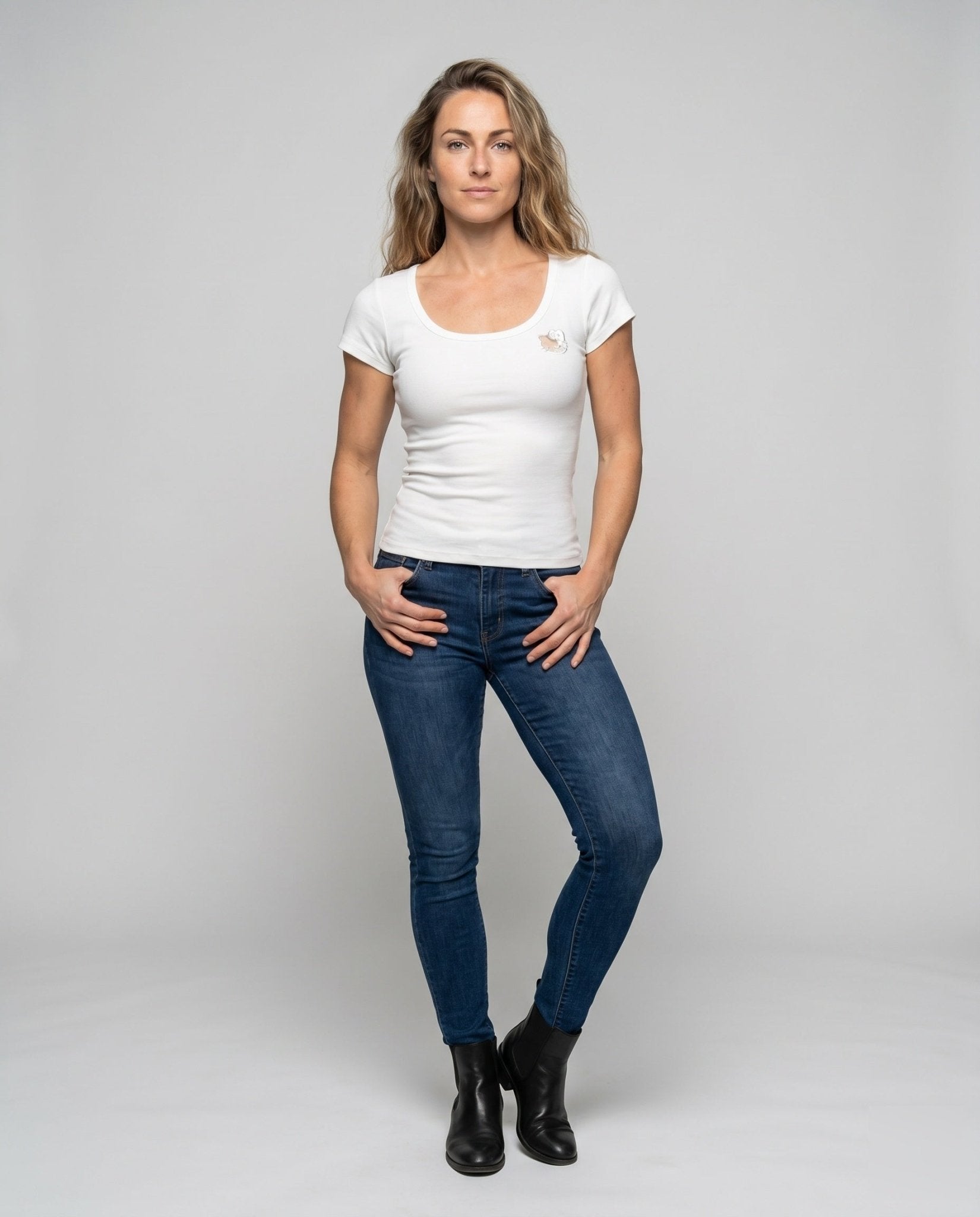 Women's fitted T-shirt with elegant appliqué detail - Chichicherry