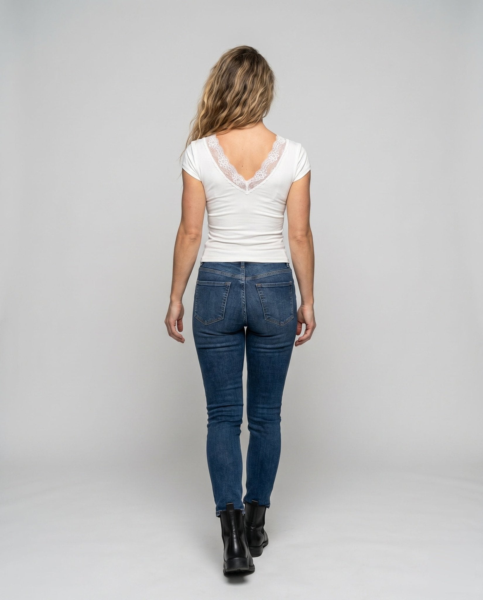 Women's fitted T-shirt with elegant lace collar and gathering - Chichicherry