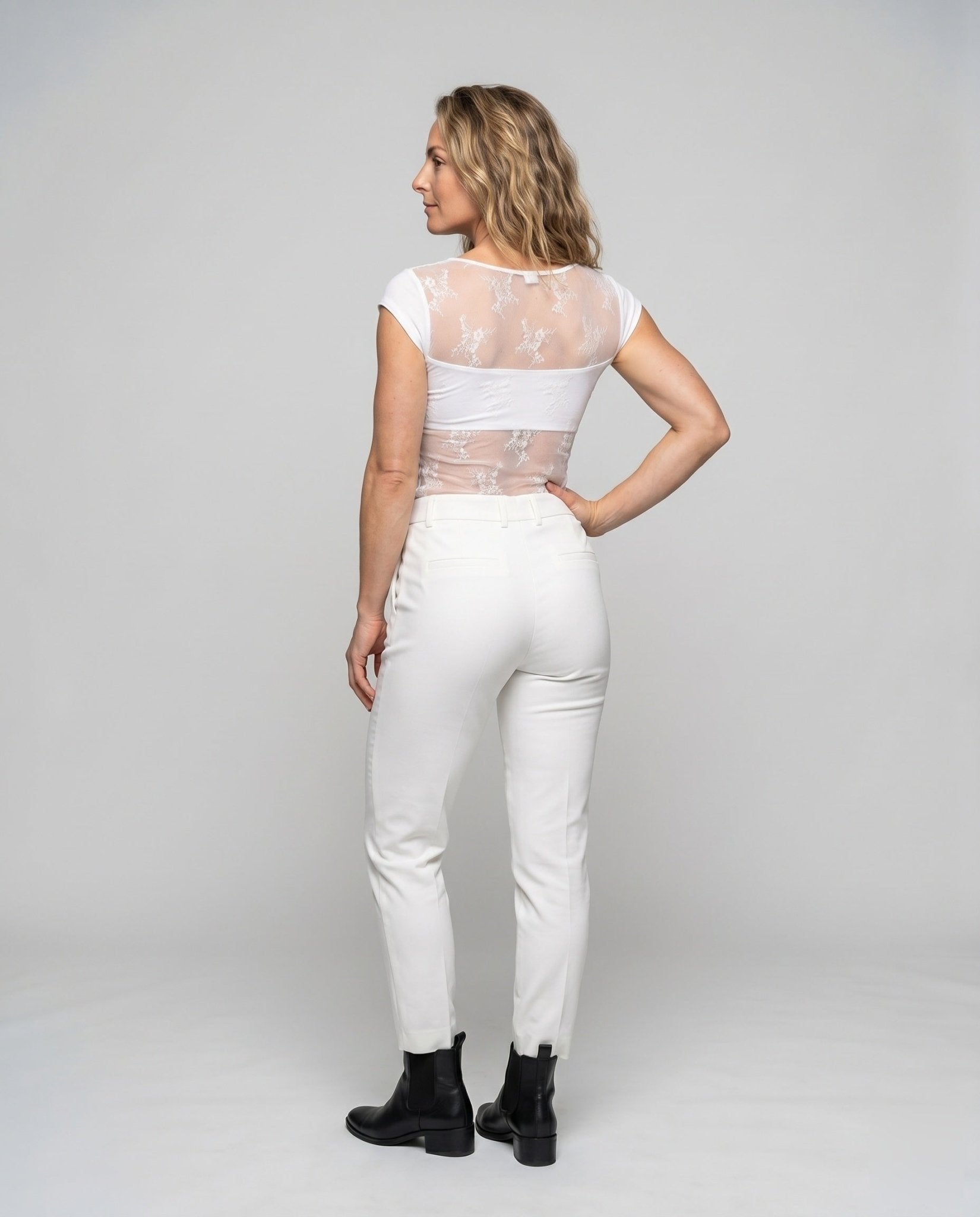 Women's fitted T-shirt with elegant lace hem - Chichicherry