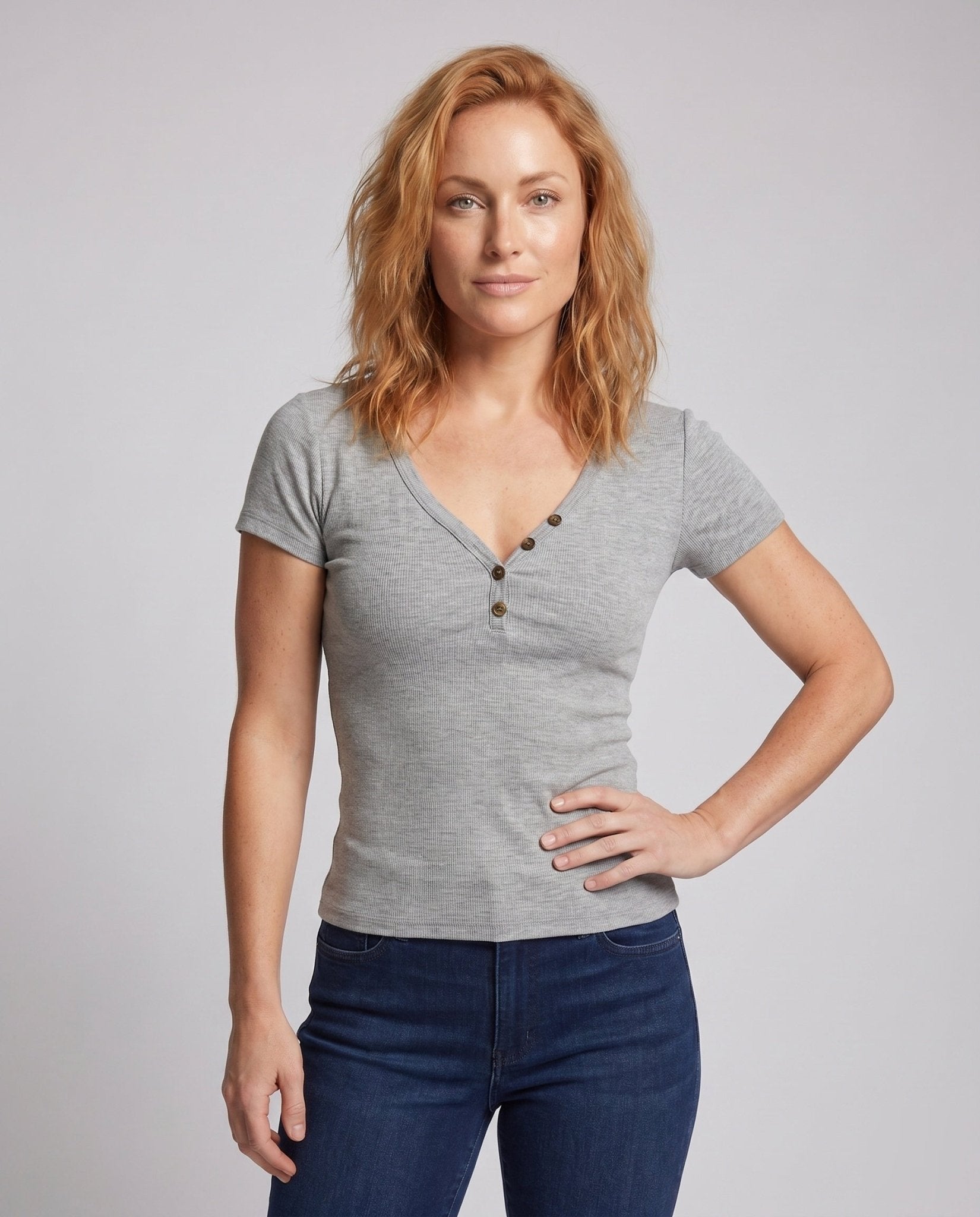 Women's fitted T-shirt with fashionable button details - Chichicherry
