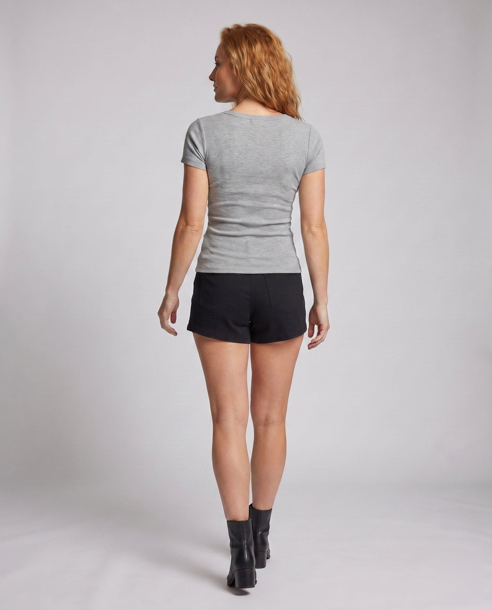 Women's fitted T-shirt with fashionable button details - Chichicherry