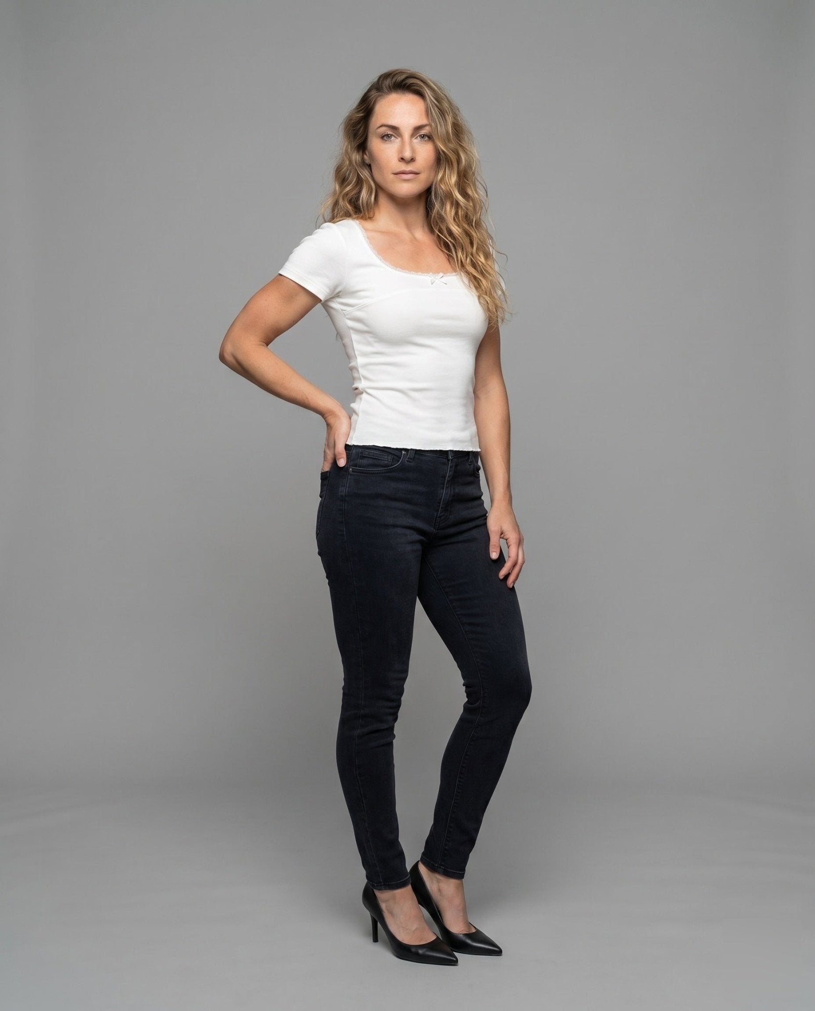 Women's fitted T-shirt with fine lace detail - Chichicherry