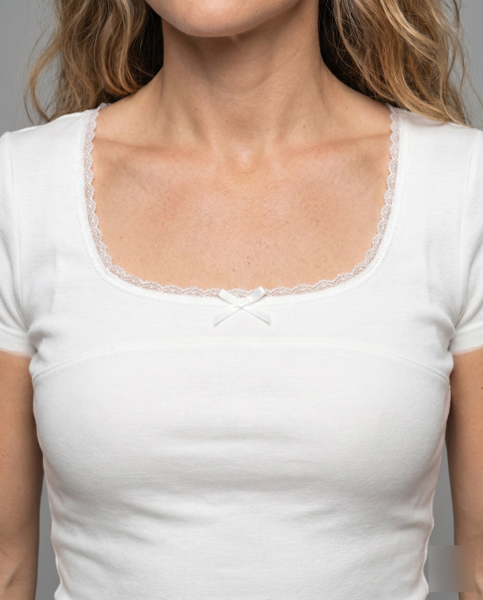 Women's fitted T-shirt with fine lace detail - Chichicherry