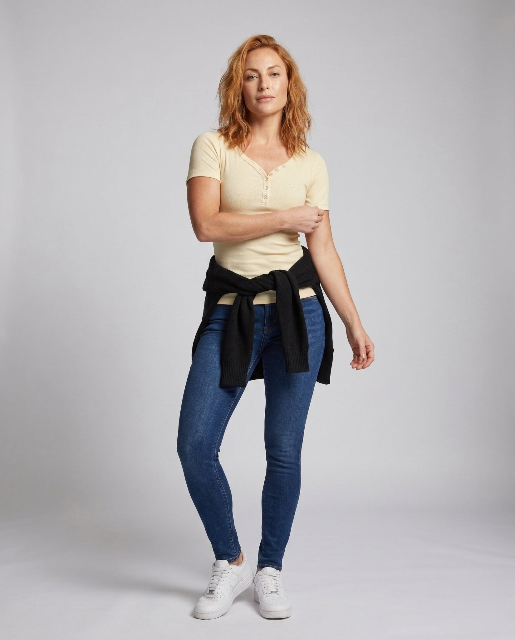 Women's fitted T-shirt with modern button details - Chichicherry