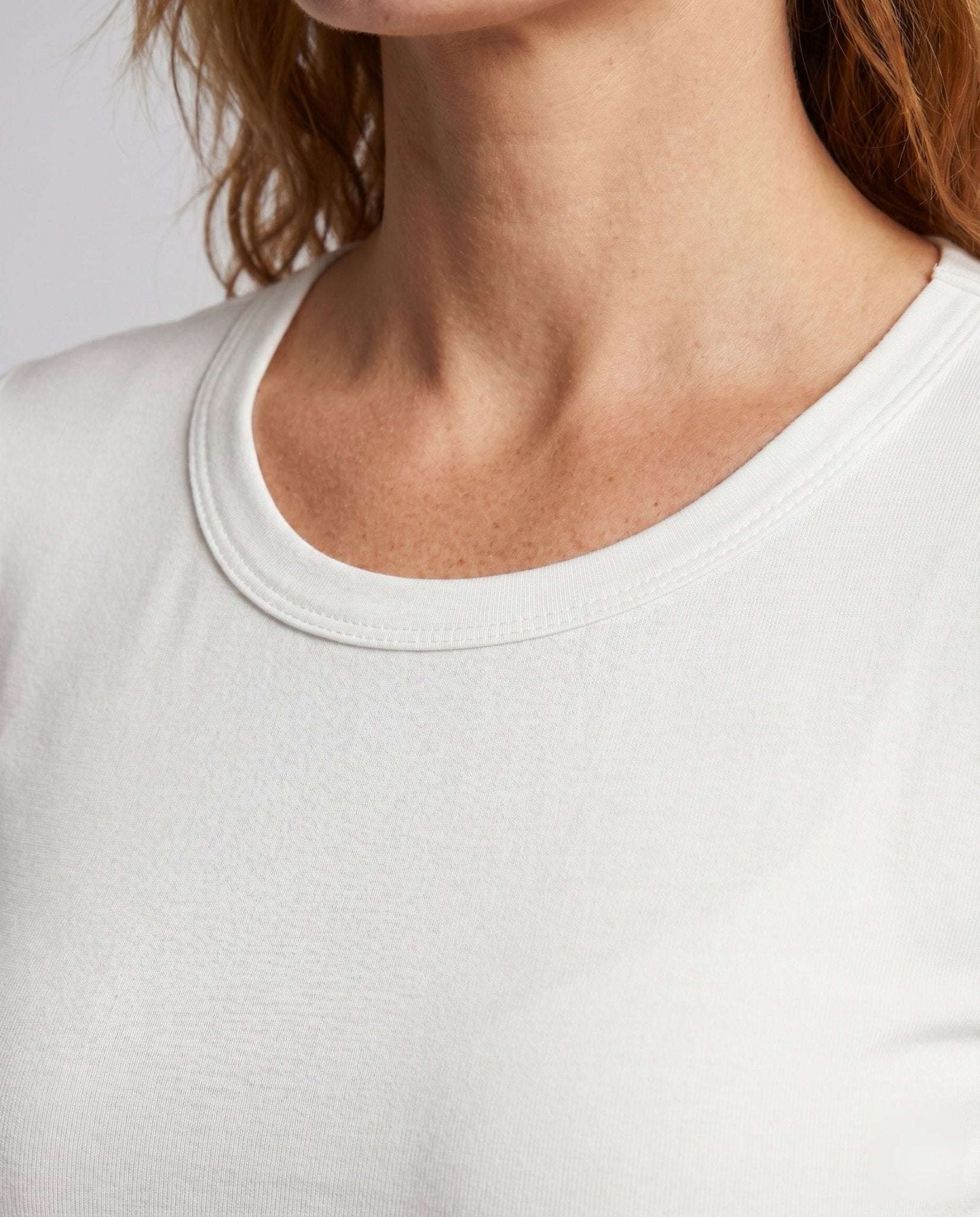 Women's fitted T-shirt with ruffled hem and short cut - Chichicherry