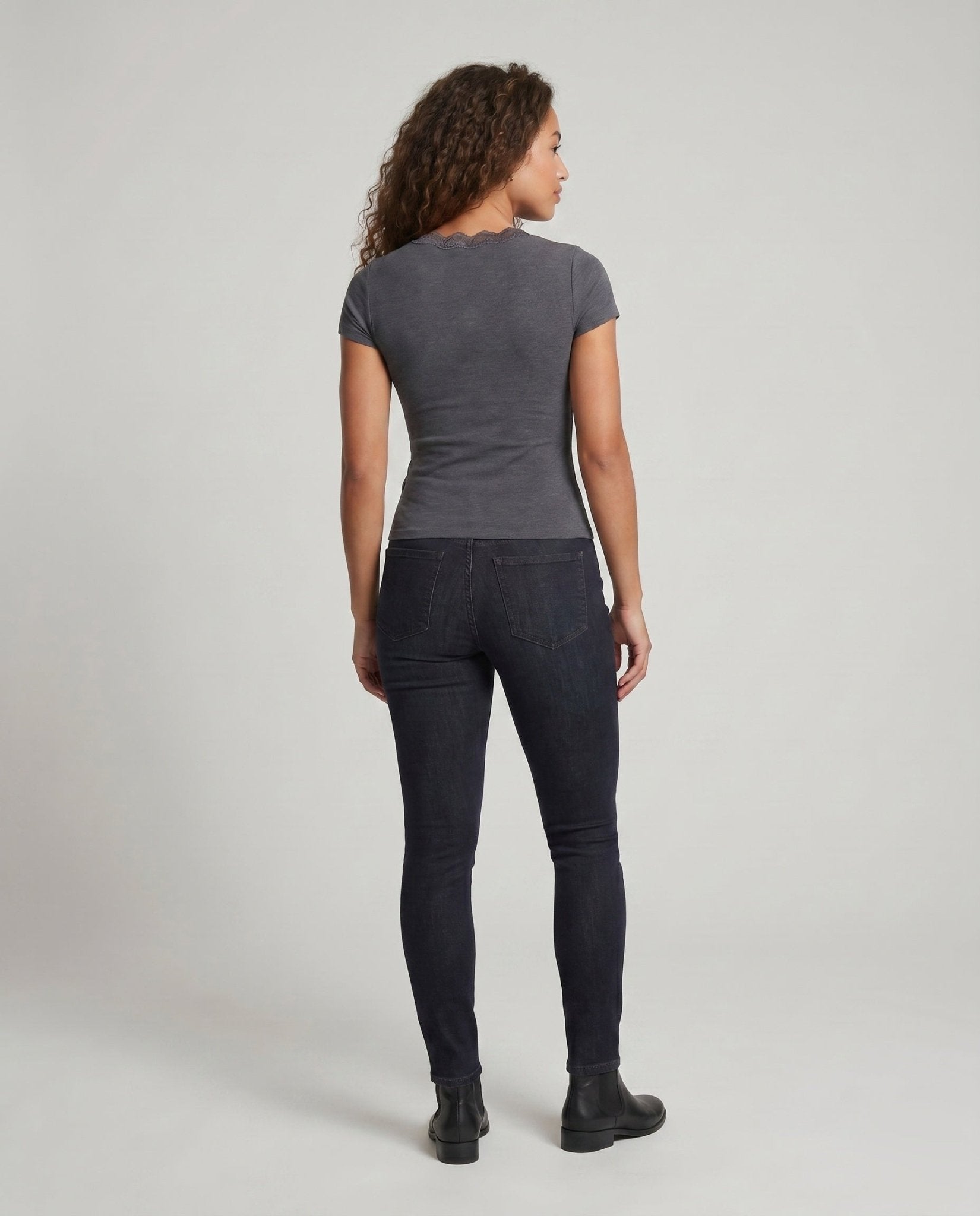 Women's fitted V-neck T-shirt with lace accents - Chichicherry