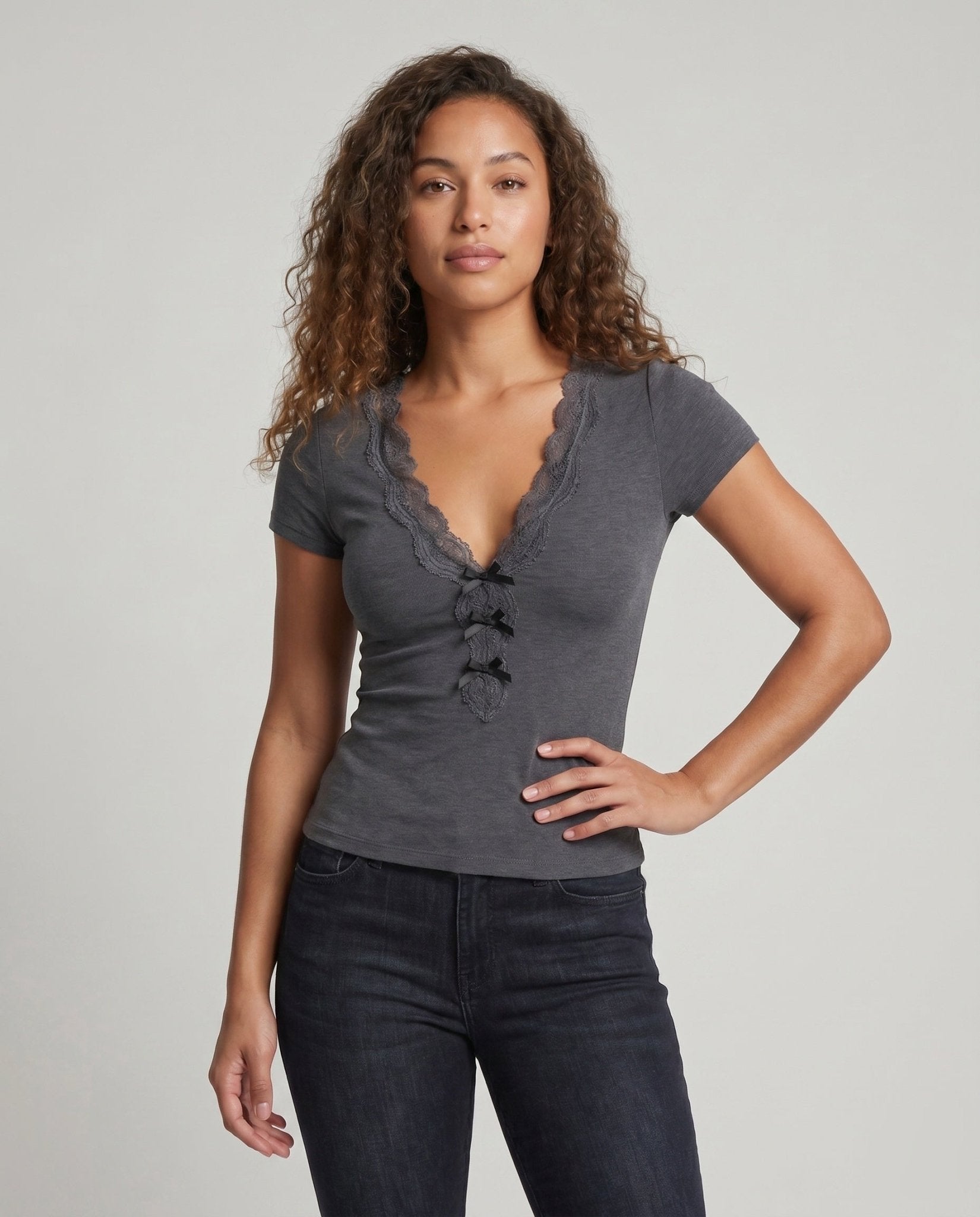 Women's fitted V-neck T-shirt with lace accents - Chichicherry