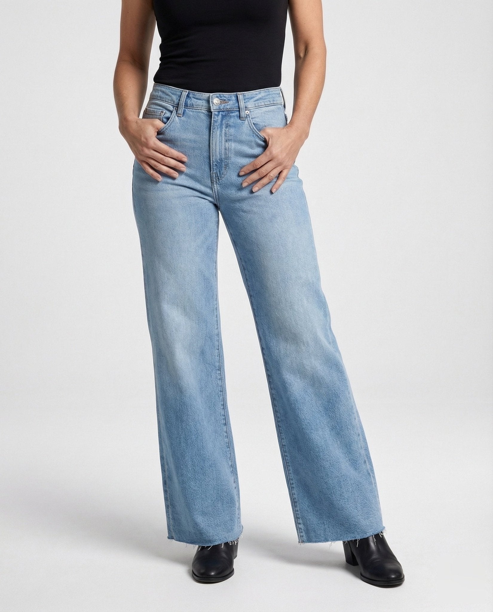 Women’s flared pants with frayed hem - Chichicherry