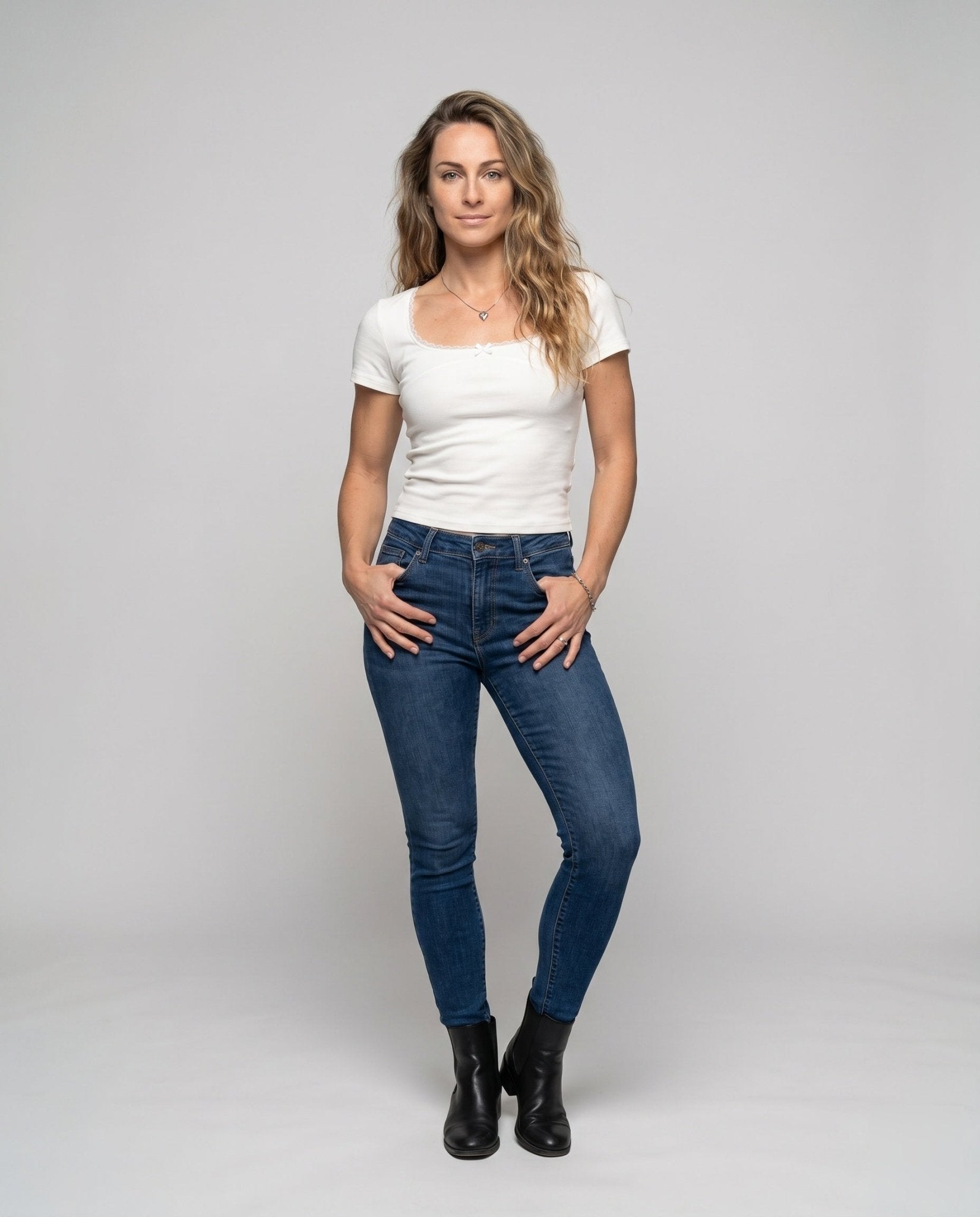 Women’s form-fitting T-shirt with decorative lace edge and charming little bow - Chichicherry