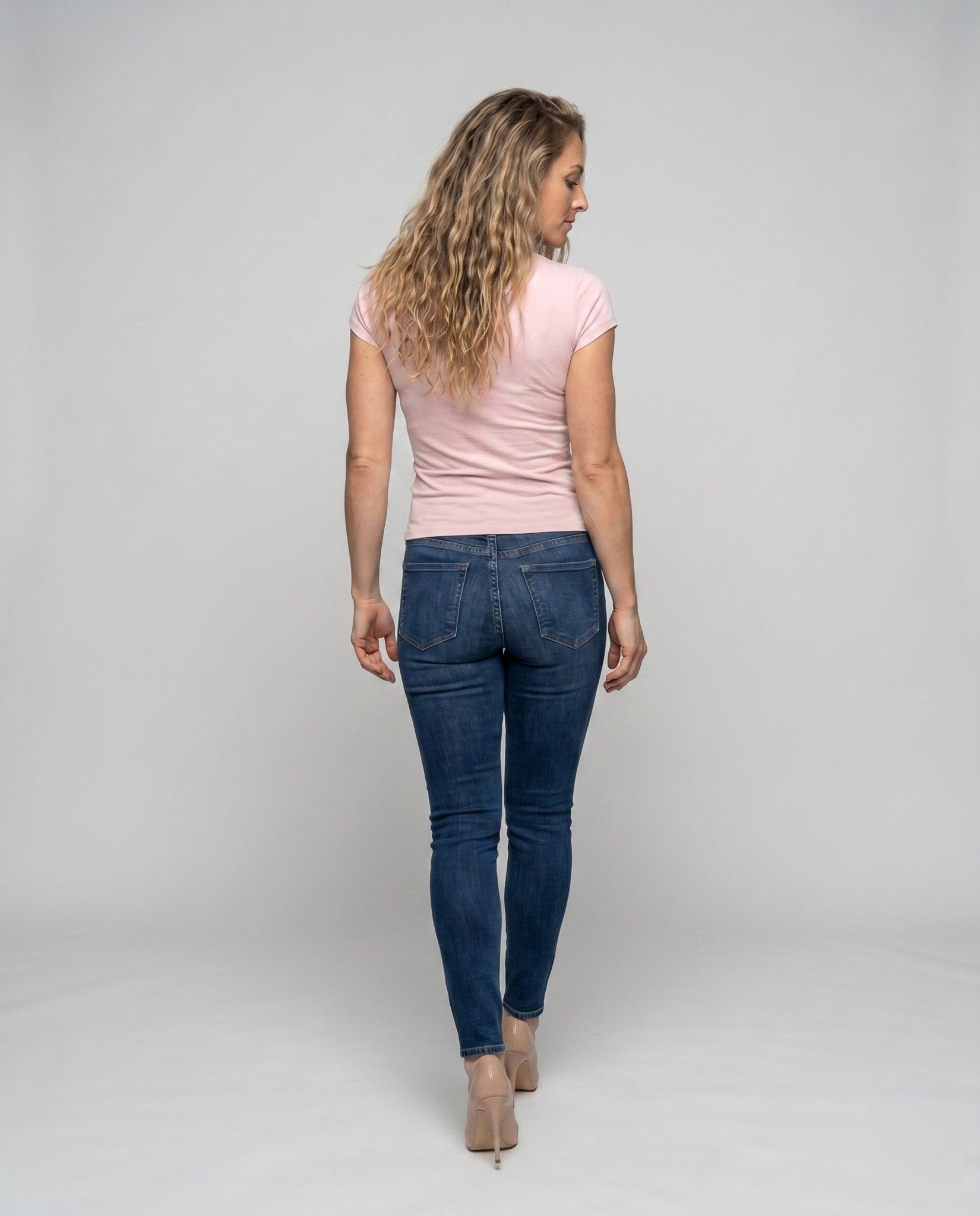 Women's form-fitting top with delicate lace trim and playful knot detail - Chichicherry