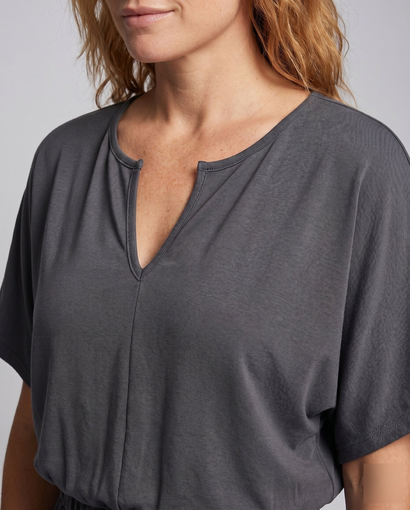 Women's jumpsuit with wide cut and V-neck - Chichicherry