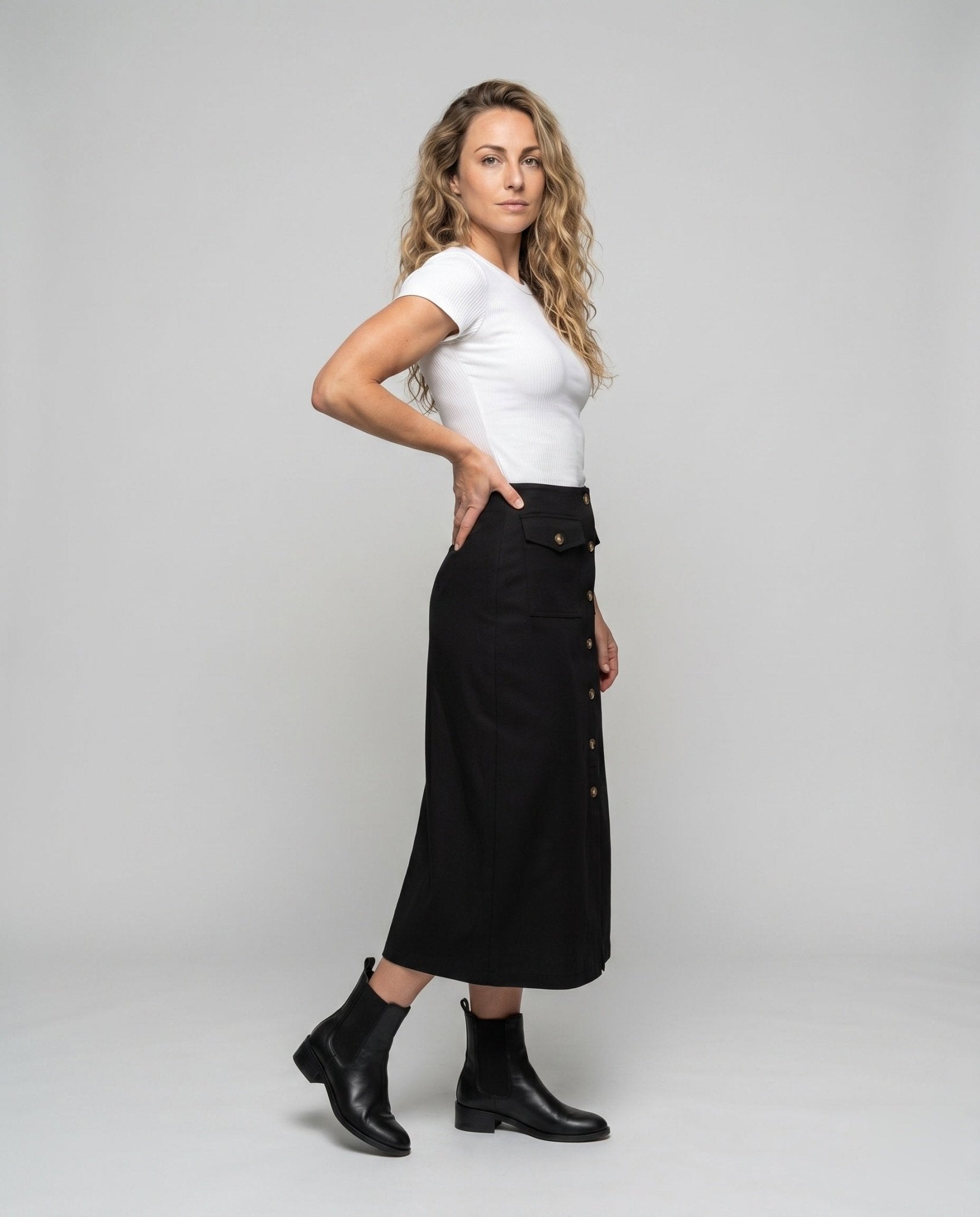 Women's Knee-Length Skirt with Button Placket and Practical Pockets - Chichicherry