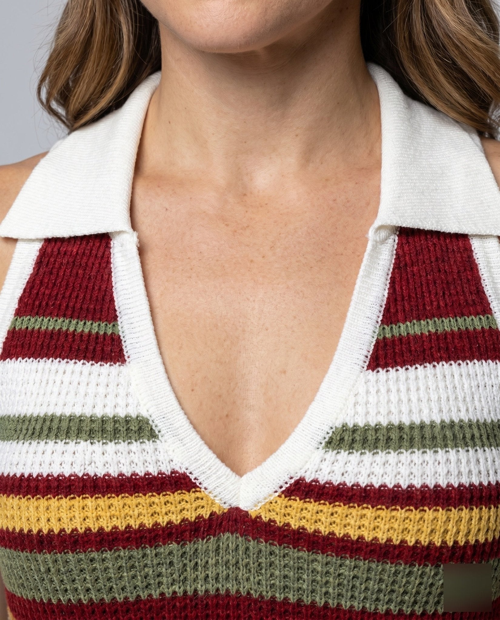 Women's knit dress with V-neck and sporty collar - Chichicherry