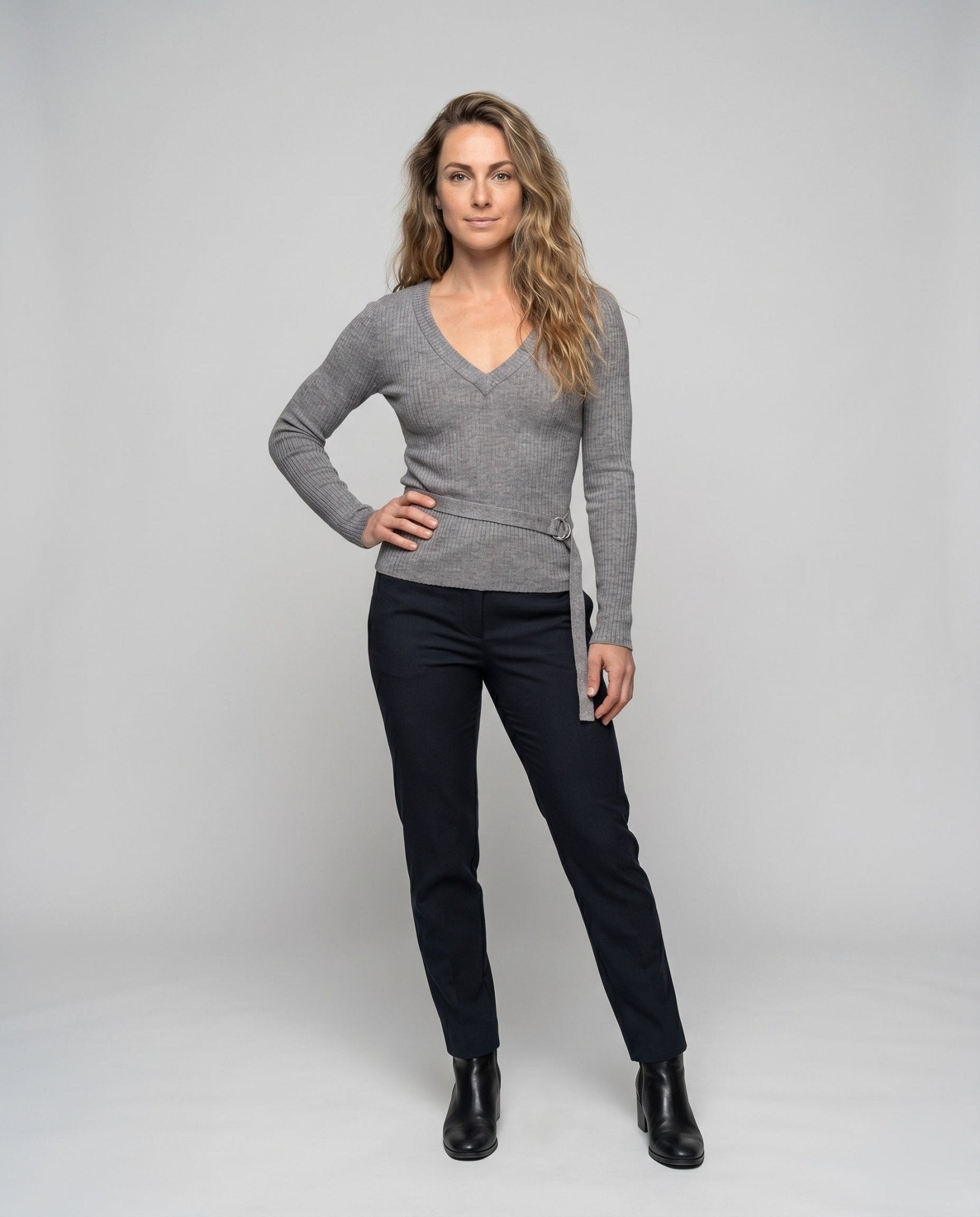 Women's knitted sweater with V-neck and trendy cut - Chichicherry
