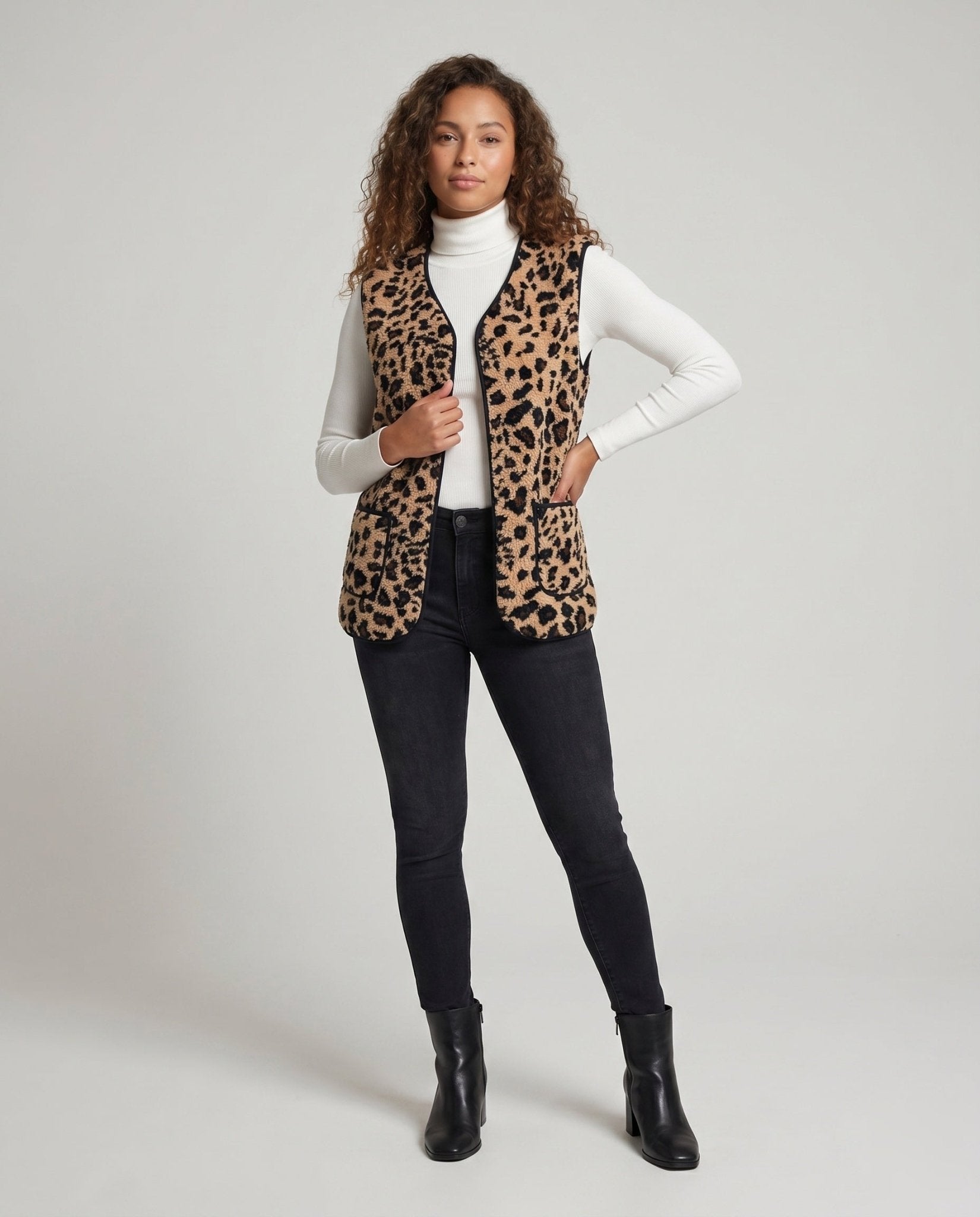 Women's knitted vest with animal pattern - Chichicherry