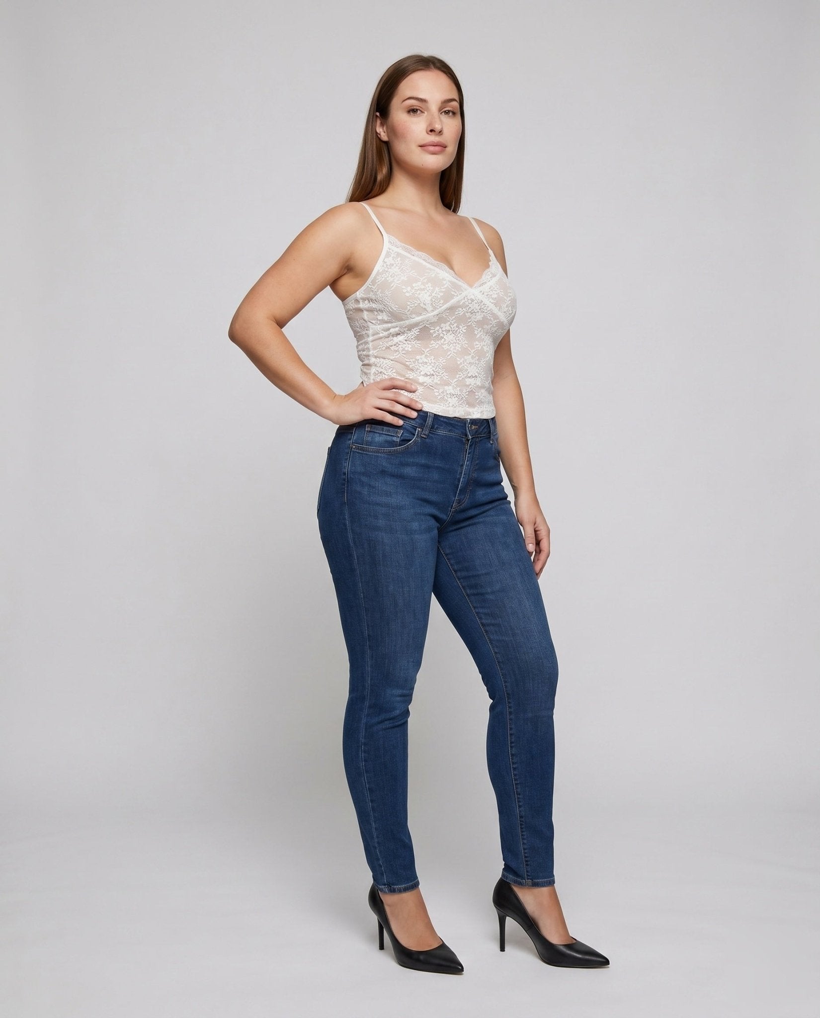 Women's lace tank top with elegant V-neck - Chichicherry