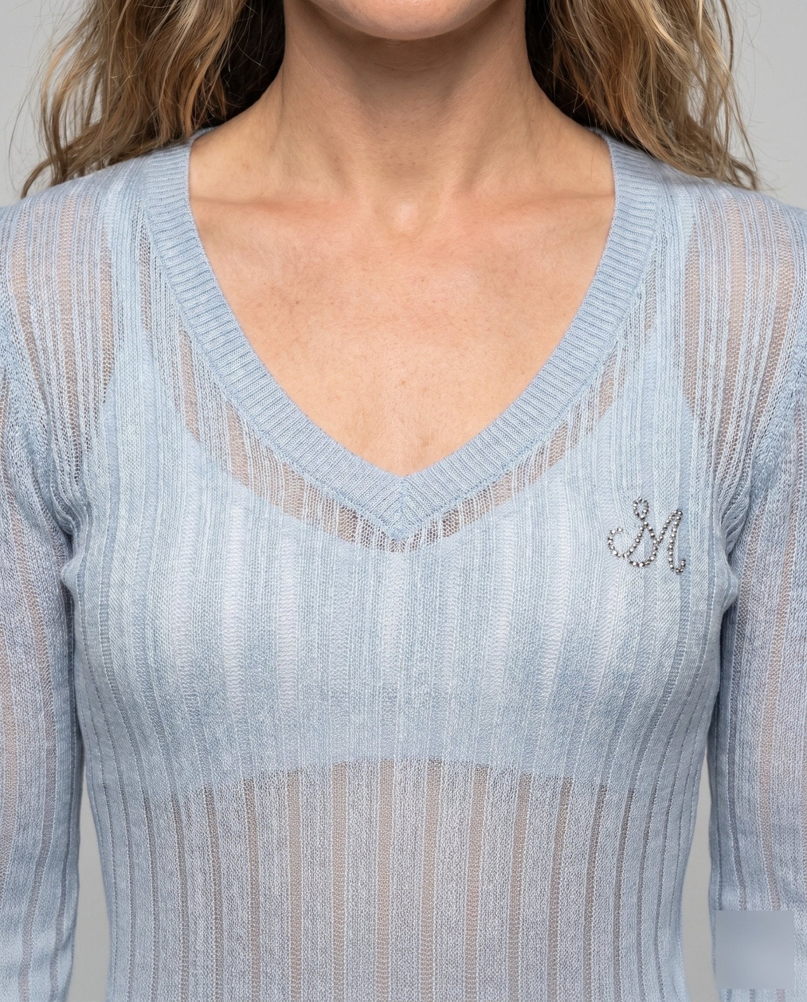 Women's long sleeve shirt with elegant V-neck and fine striped pattern - Chichicherry