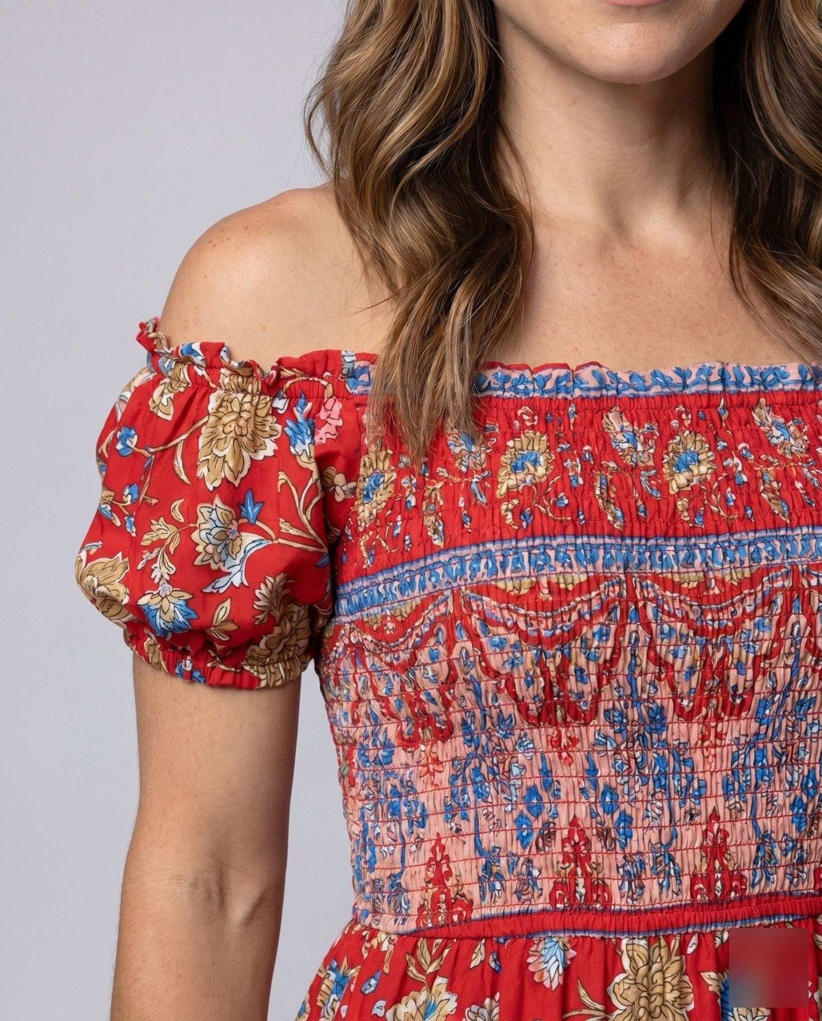 Women's maxi dress with an elegant off-shoulder cut and floral patterns - Chichicherry