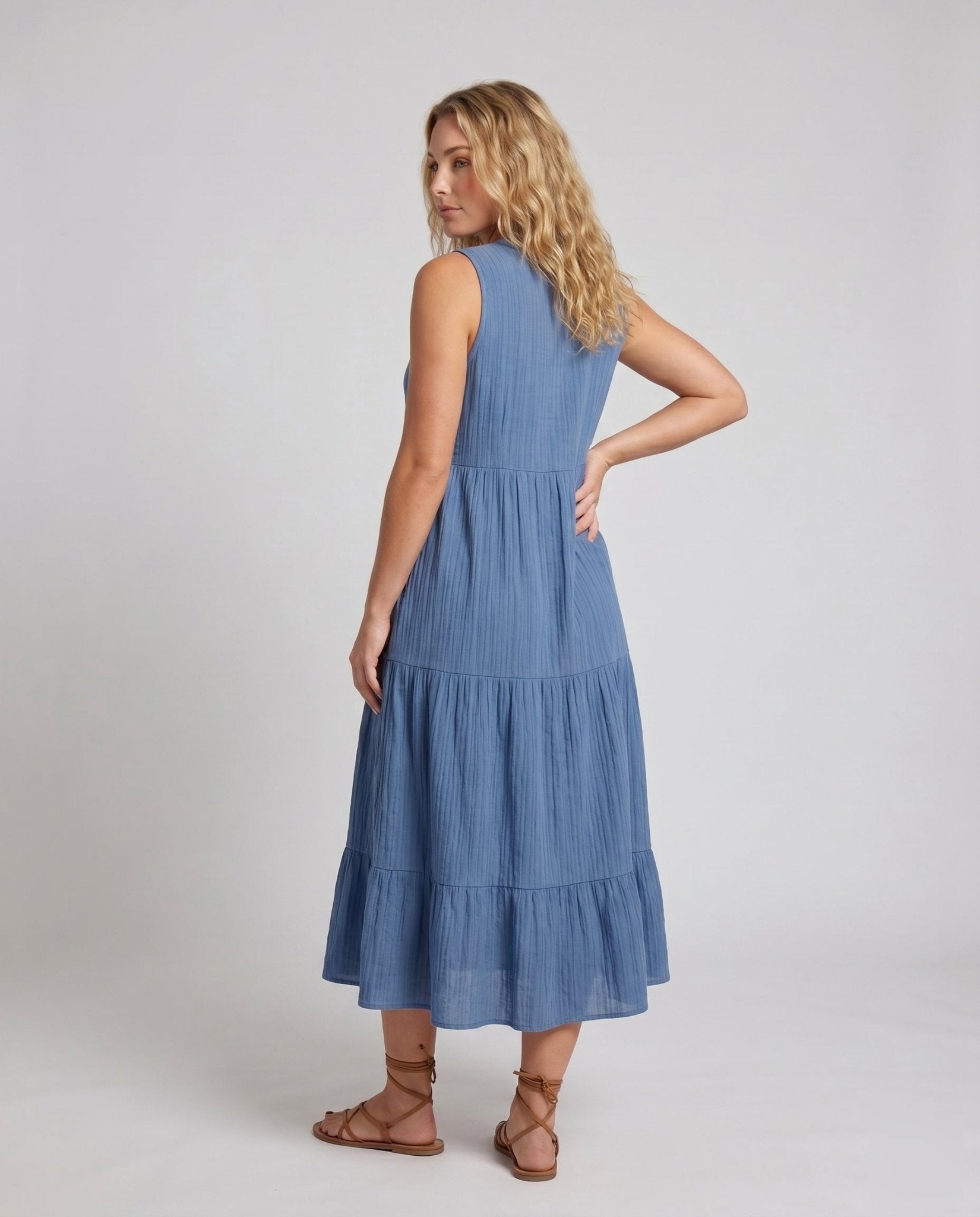 Women’s maxi dress with button detail and casual V-neck - Chichicherry