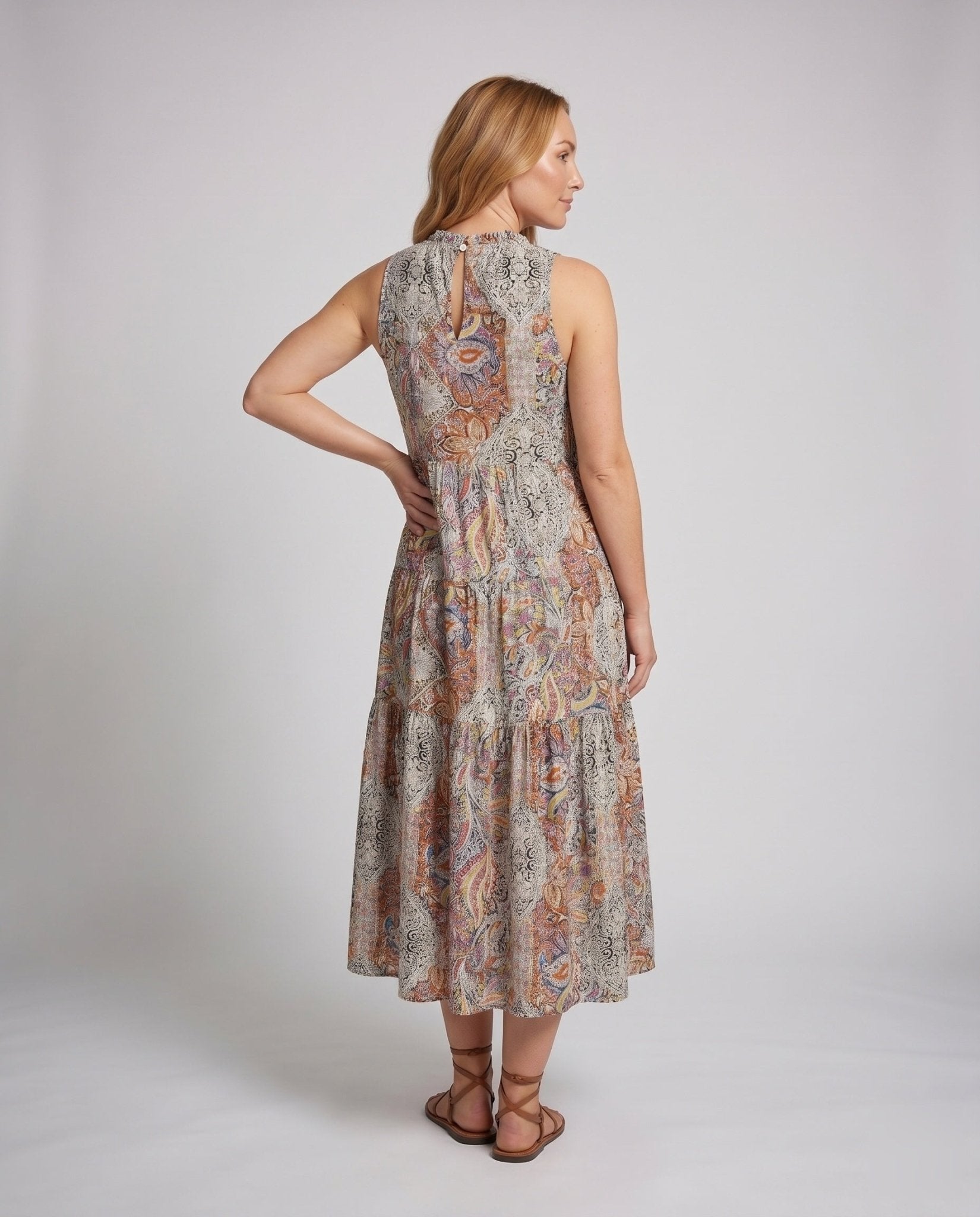 Women's maxi dress with elaborate paisley pattern - Chichicherry