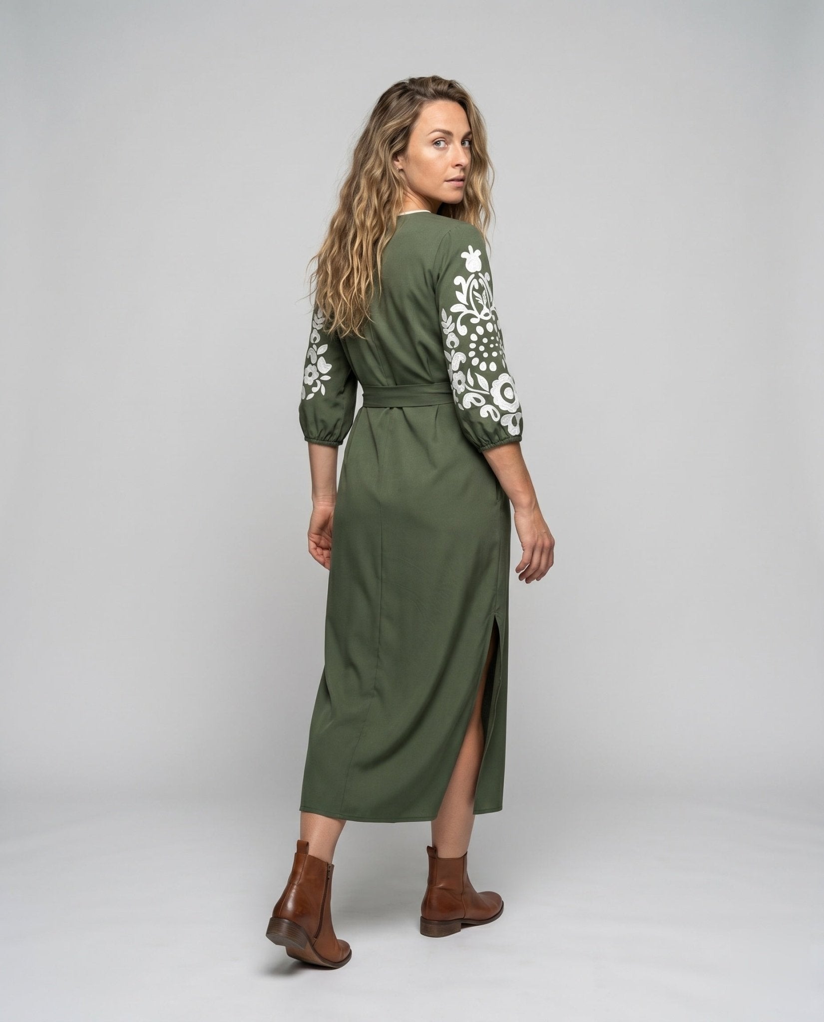 Women's maxi dress with elegant floral patterns and waist belt - Chichicherry