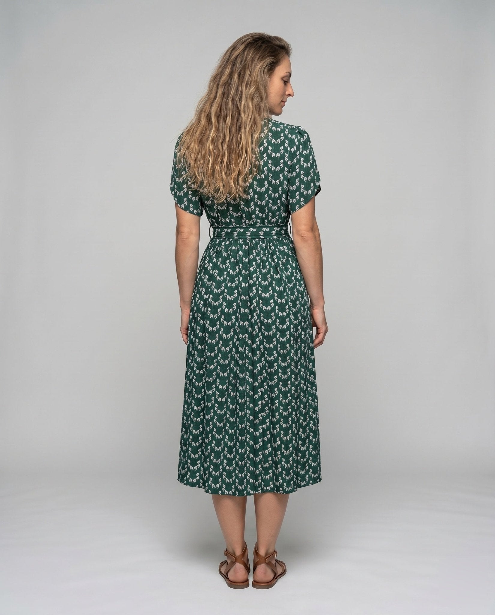Women's maxi dress with elegant waist belt and playful pattern - Chichicherry