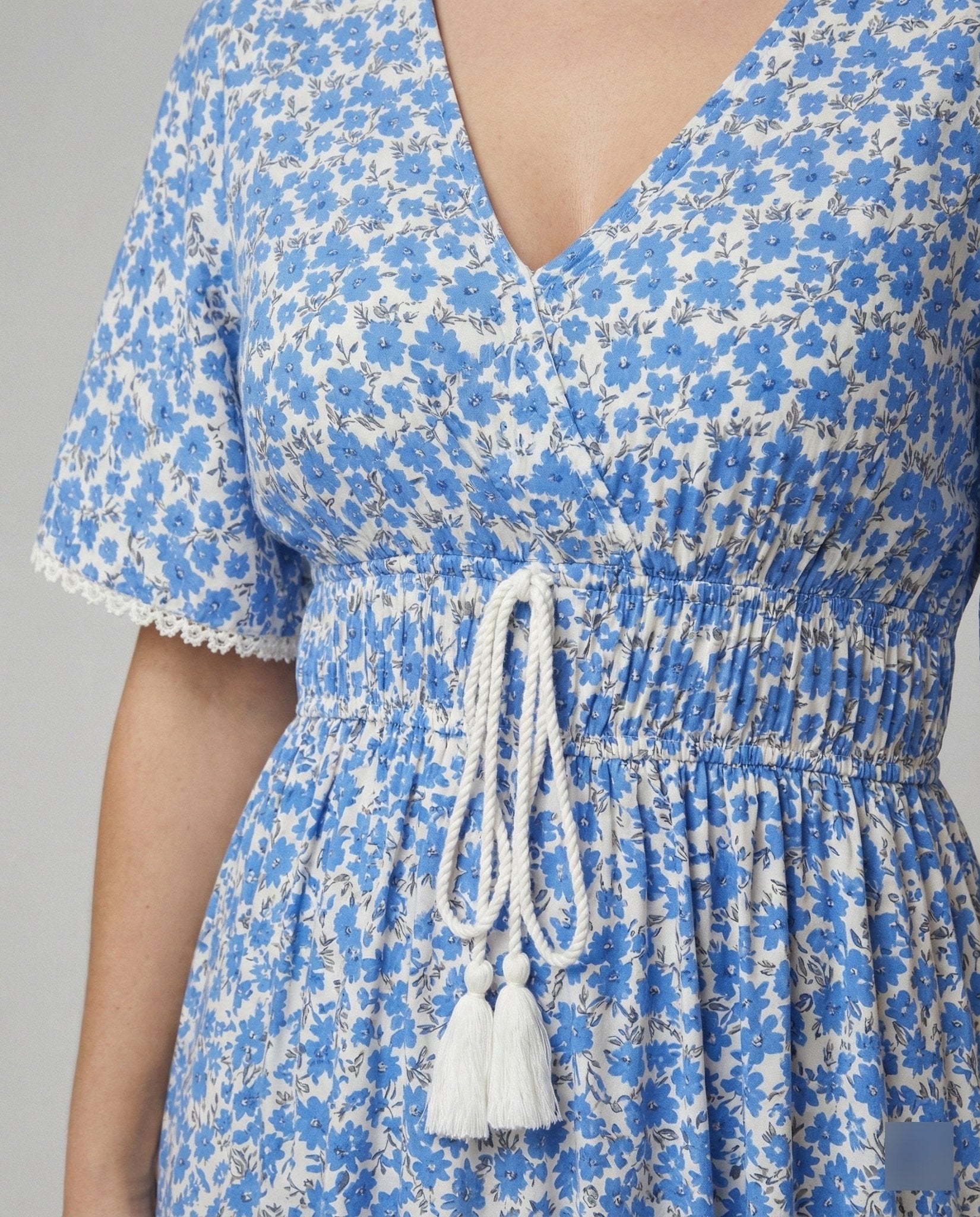 Women's maxi dress with floral accents - Chichicherry