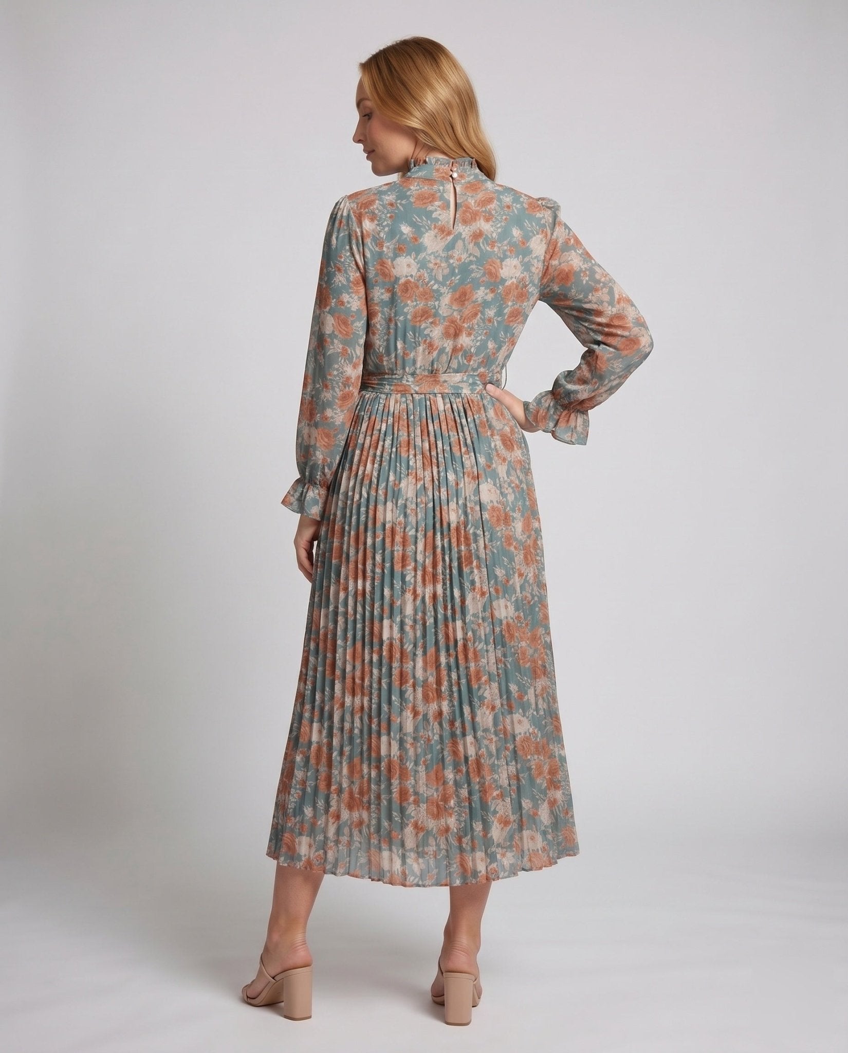 Women's maxi dress with floral design and elegant ruffle - Chichicherry