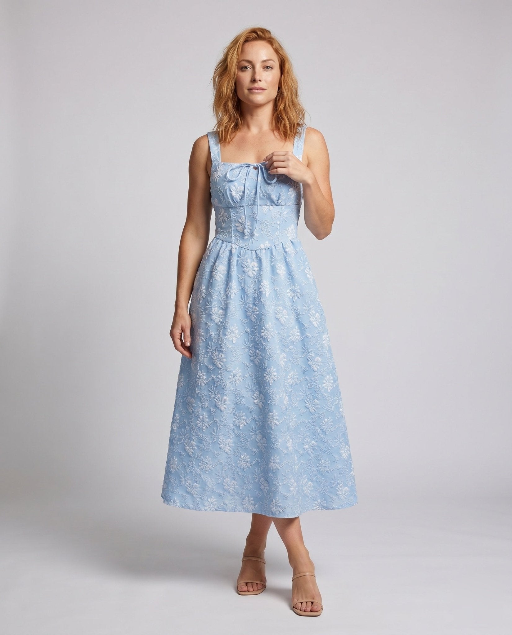 Women’s maxi dress with floral jacquard pattern and elegant waist belt - Chichicherry