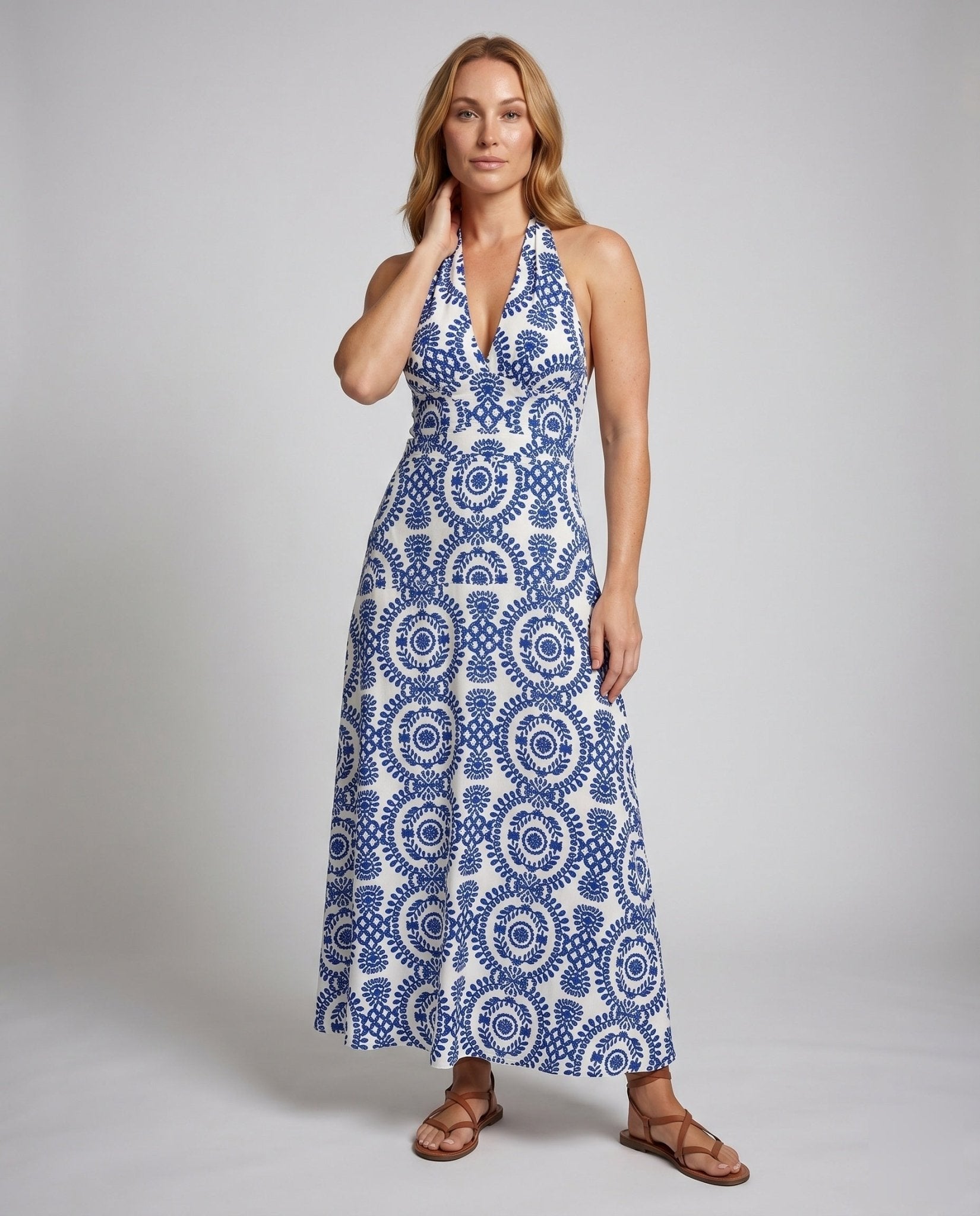 Women's maxi dress with floral print and deep neckline - Chichicherry