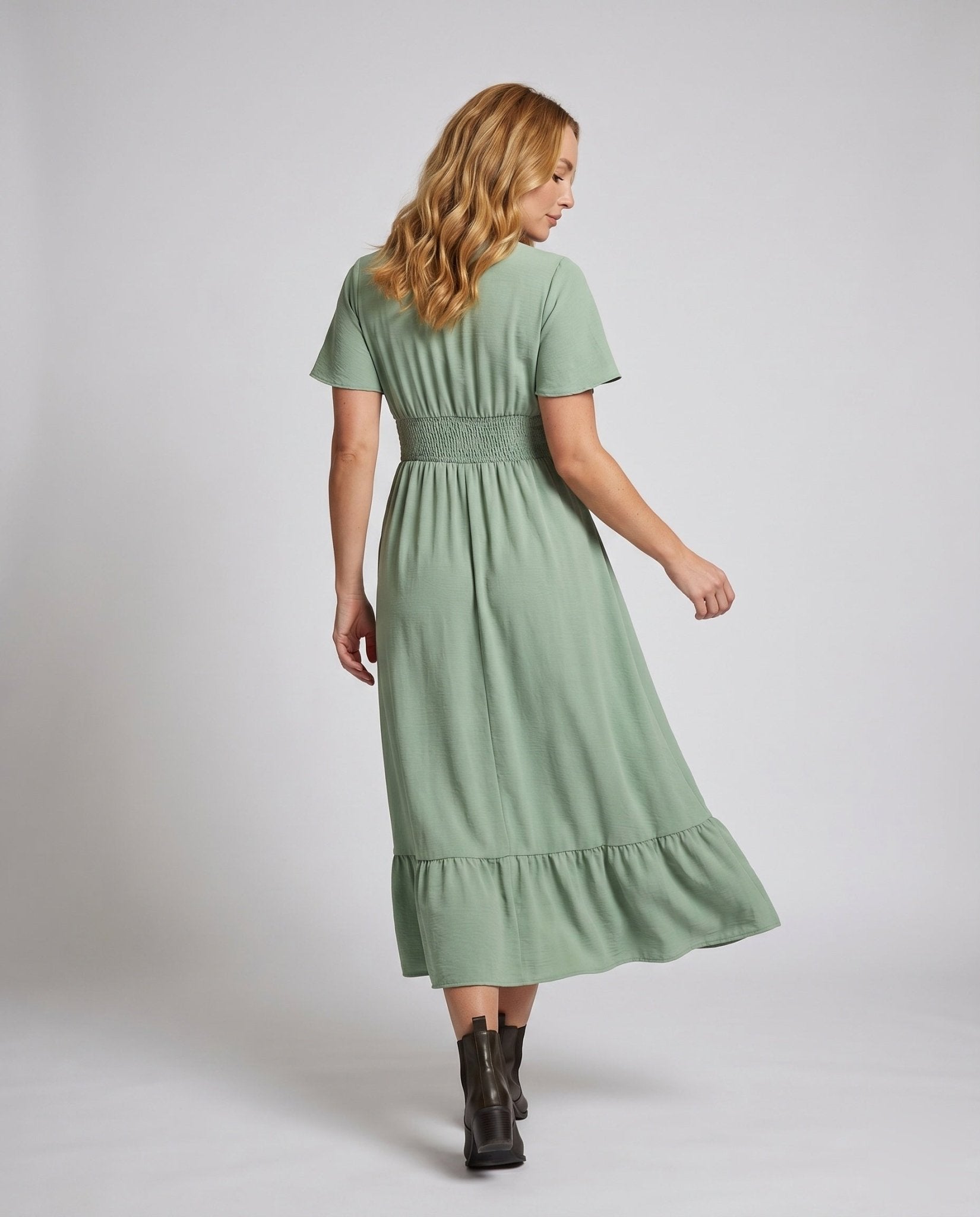 Women's maxi dress with flowing cut and pleated hem - Chichicherry