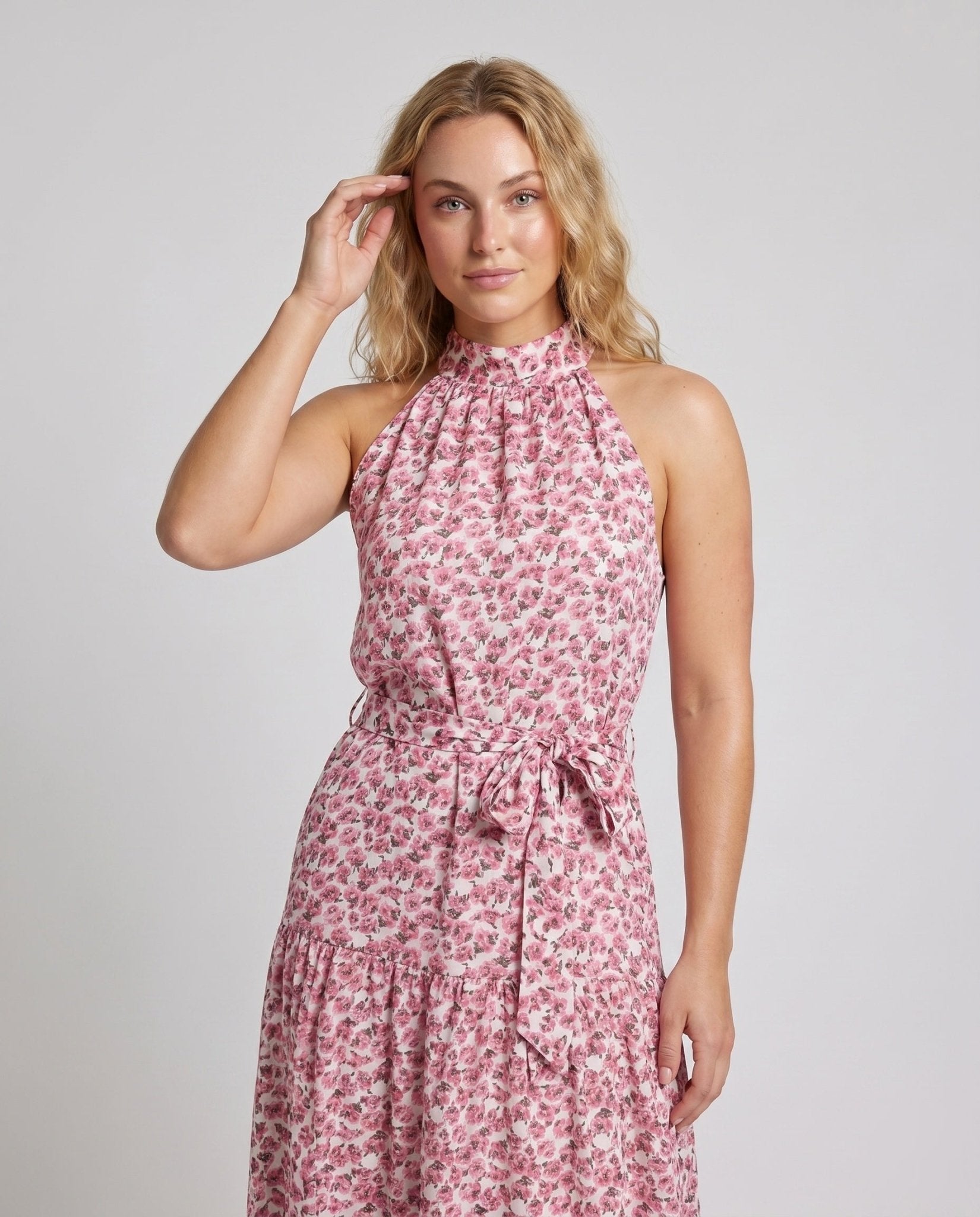 Women's maxi dress with high-neck cut and floral patterns - Chichicherry