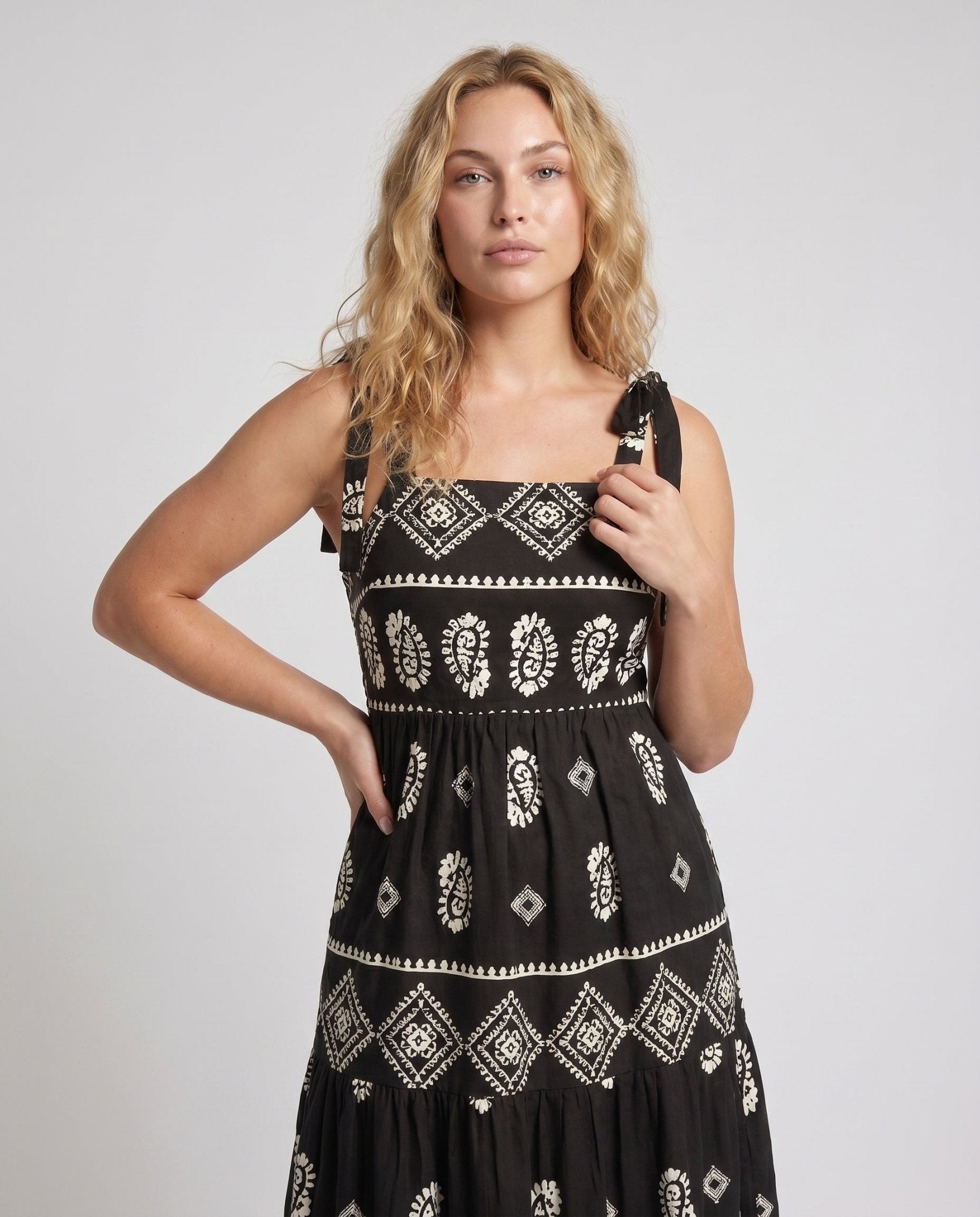 Women's maxi dress with seductive cut-out and eye-catching pattern - Chichicherry