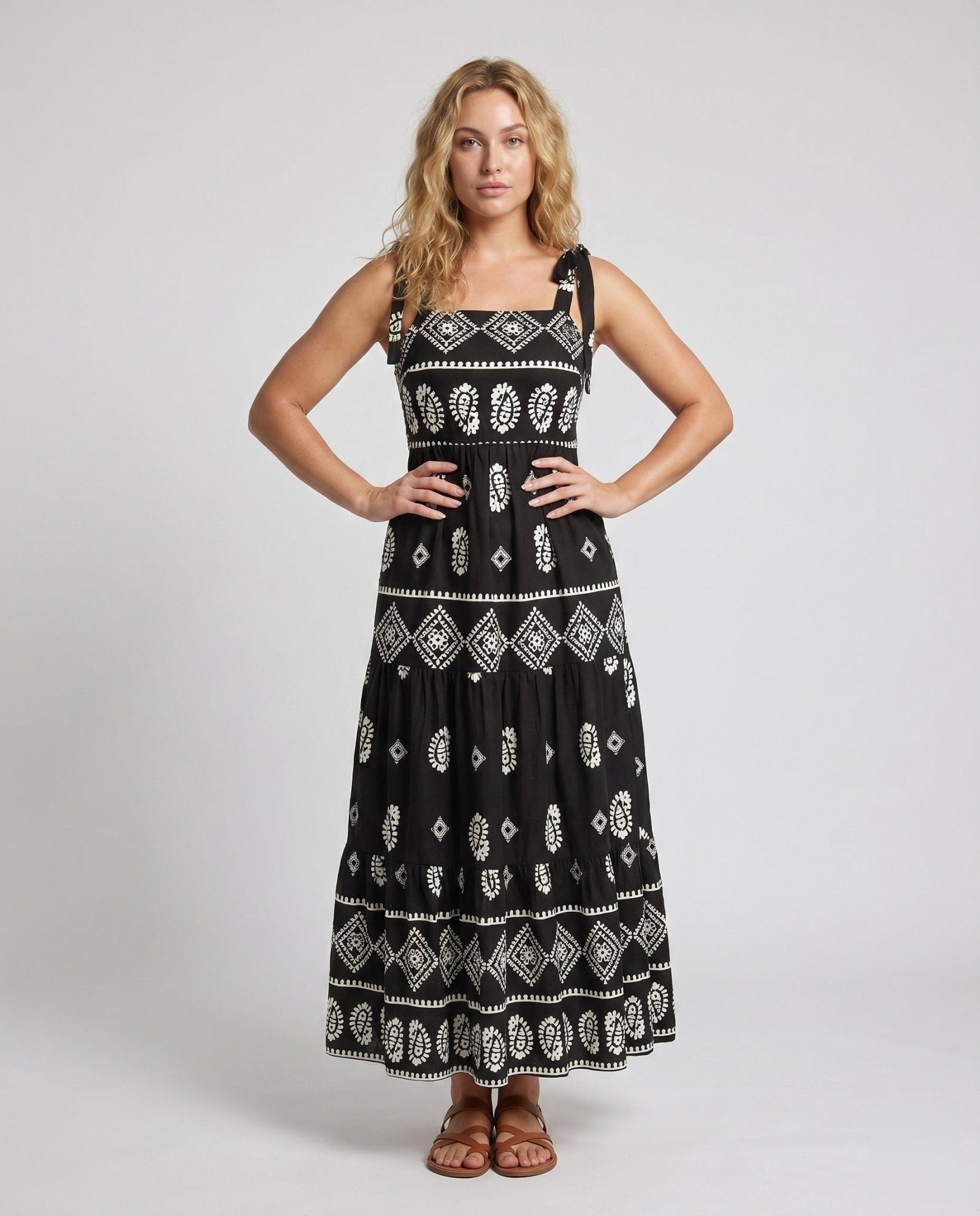 Women's maxi dress with seductive cut-out and eye-catching pattern - Chichicherry